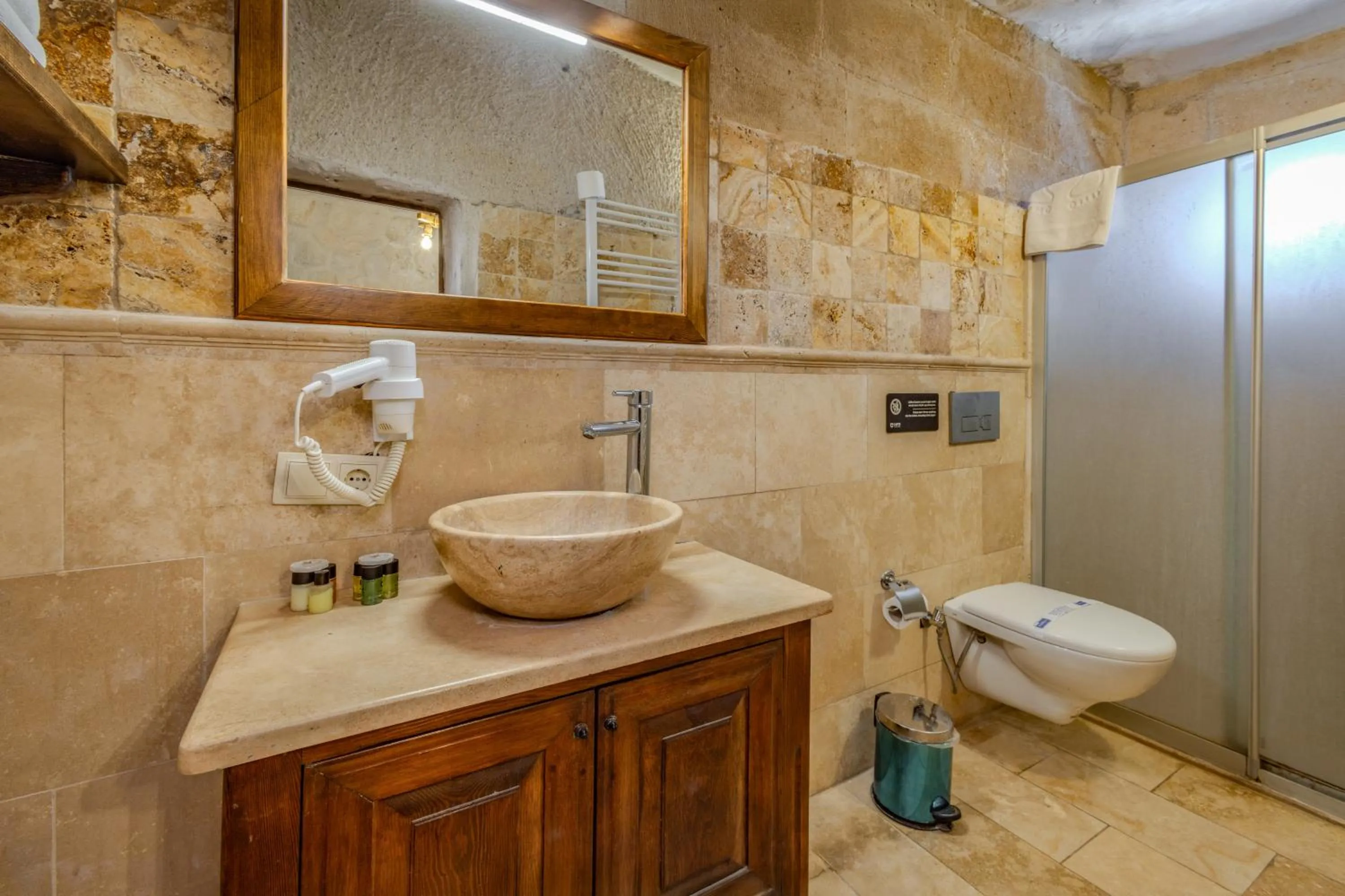 Shower in Castle Cave Hotel