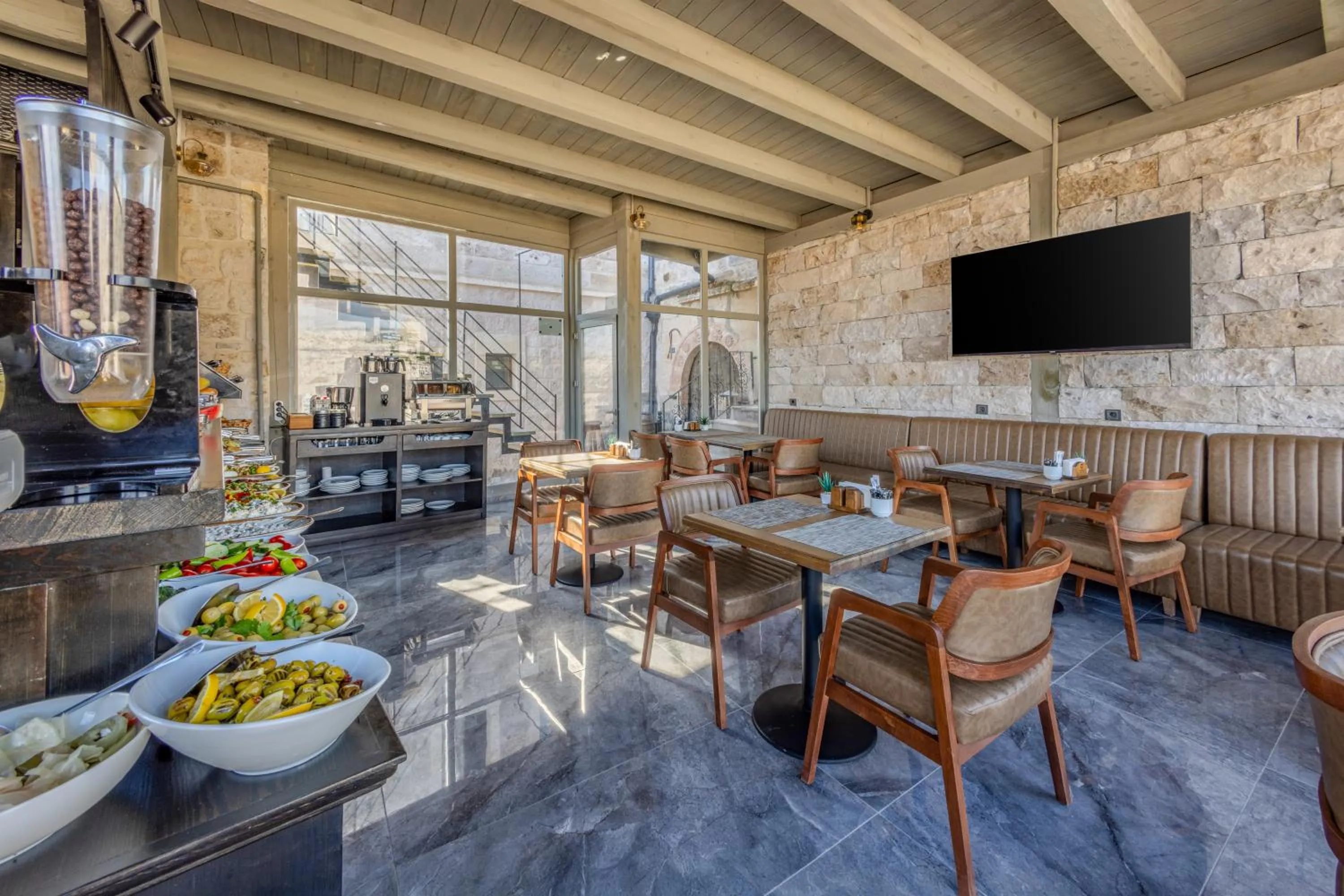 Restaurant/places to eat in Castle Cave Hotel