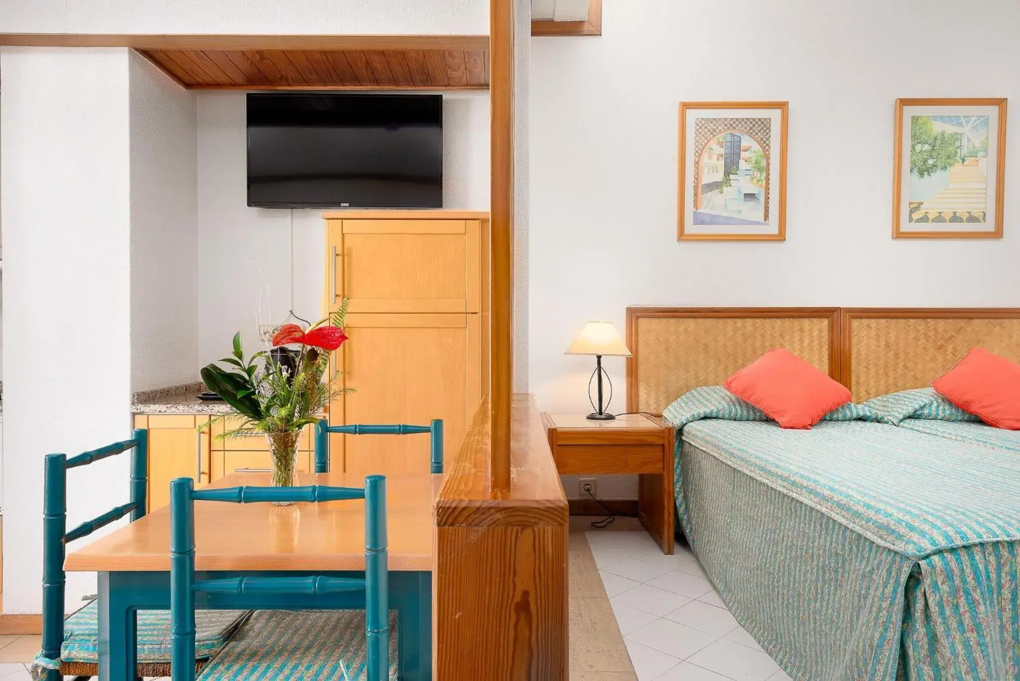 TV and multimedia, Bed in Muthu Oura Praia Hotel TV and multimedia, Bed in Muthu Oura Praia Hotel