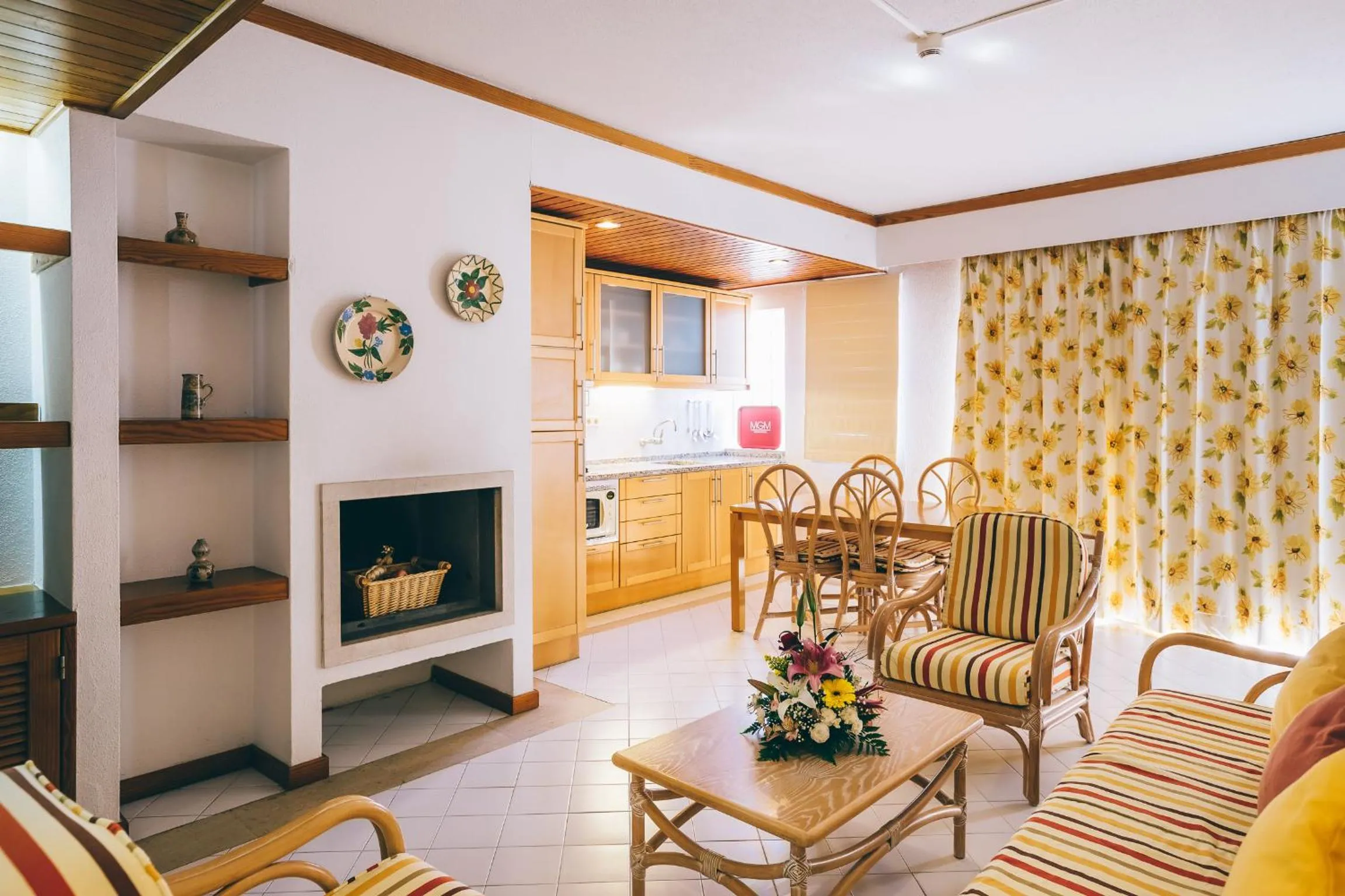 Living room in Muthu Oura Praia Hotel