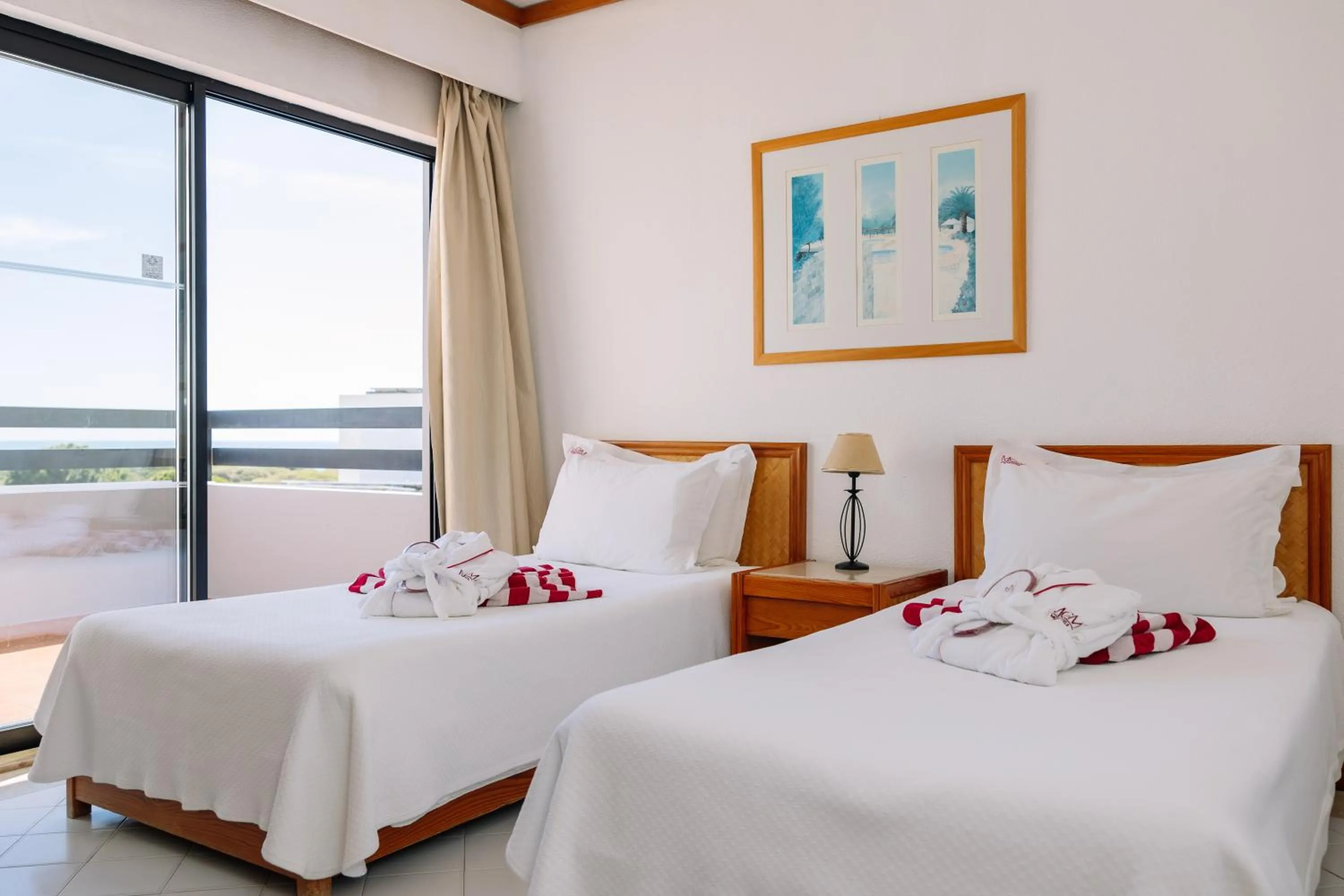 Bed in Muthu Oura Praia Hotel