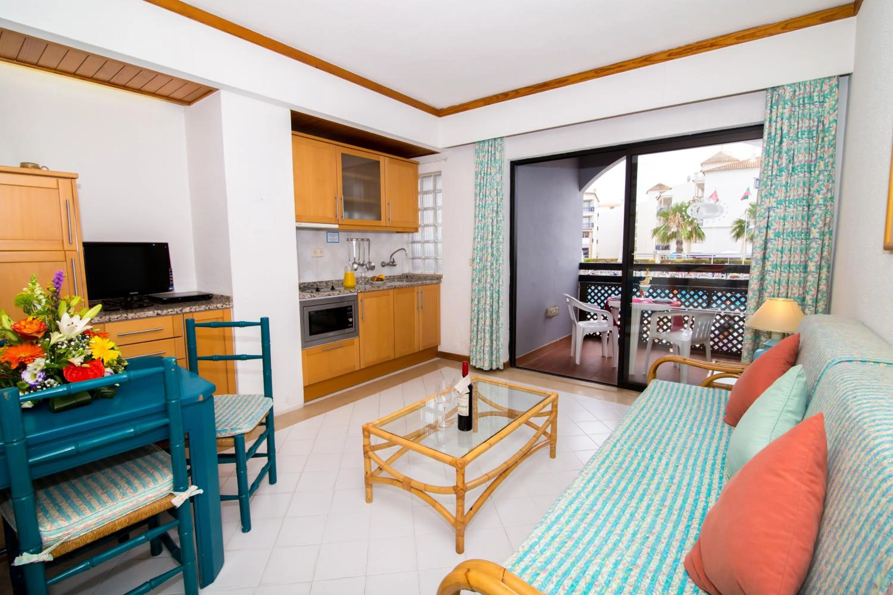 Living room in Muthu Oura Praia Hotel