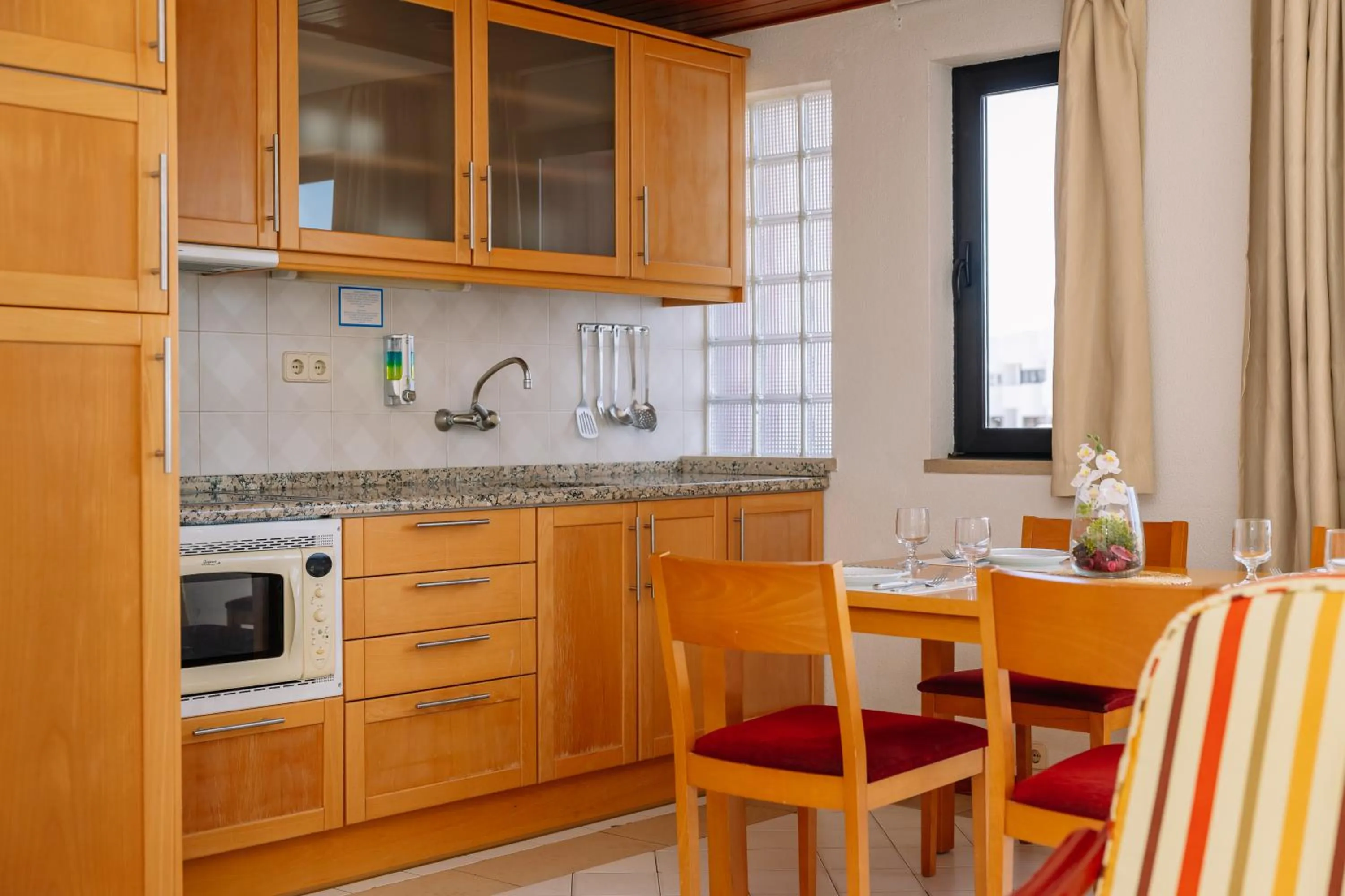 Kitchen or kitchenette in Muthu Oura Praia Hotel