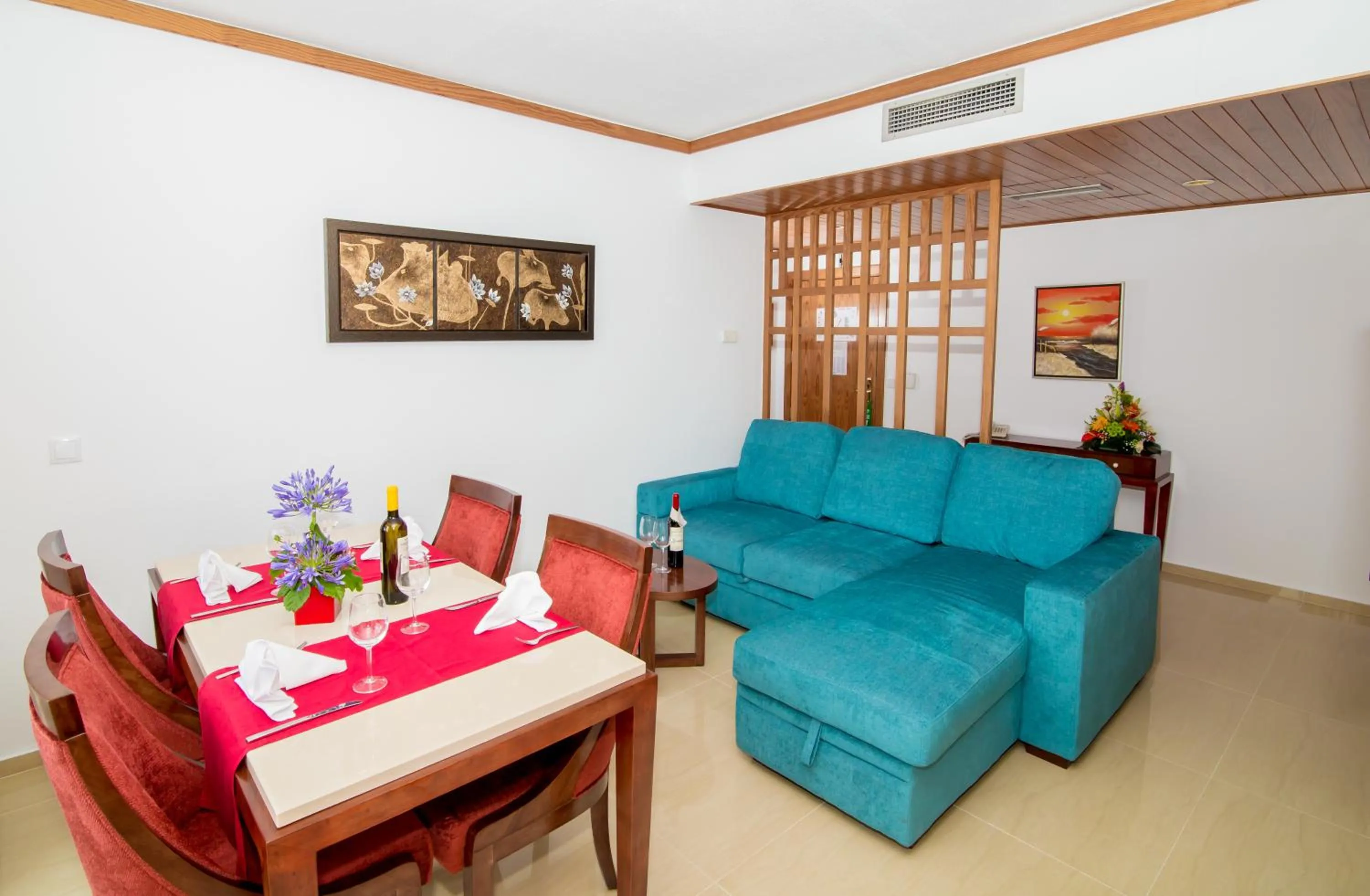 Living room in Muthu Oura Praia Hotel