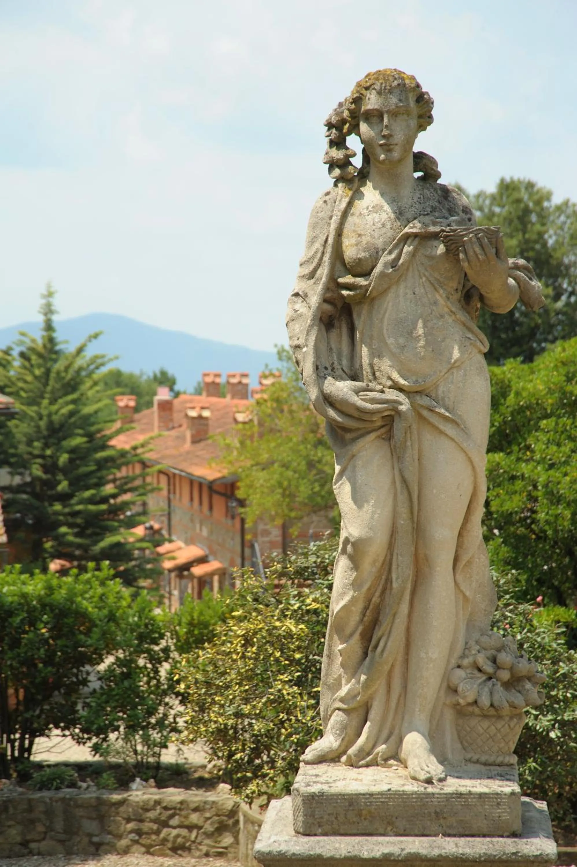 Decorative detail in La Piazza di San Donato
