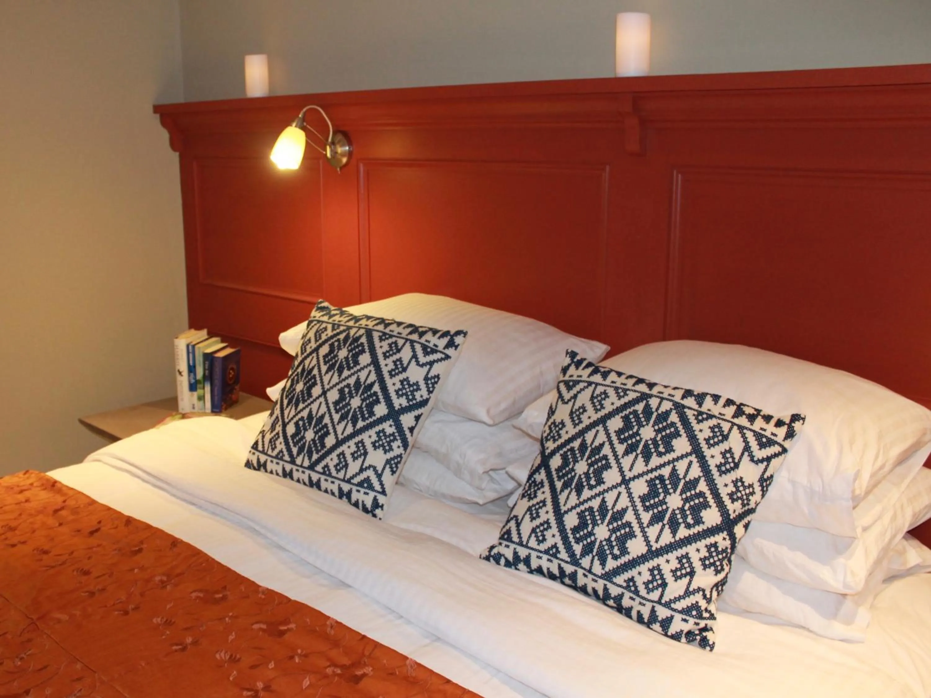 Bedroom, Bed in The Lodge at Hemingford Grey House