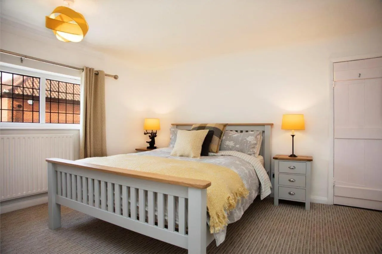 Photo of the whole room, Bed in Ye Olde Saddlery B&B