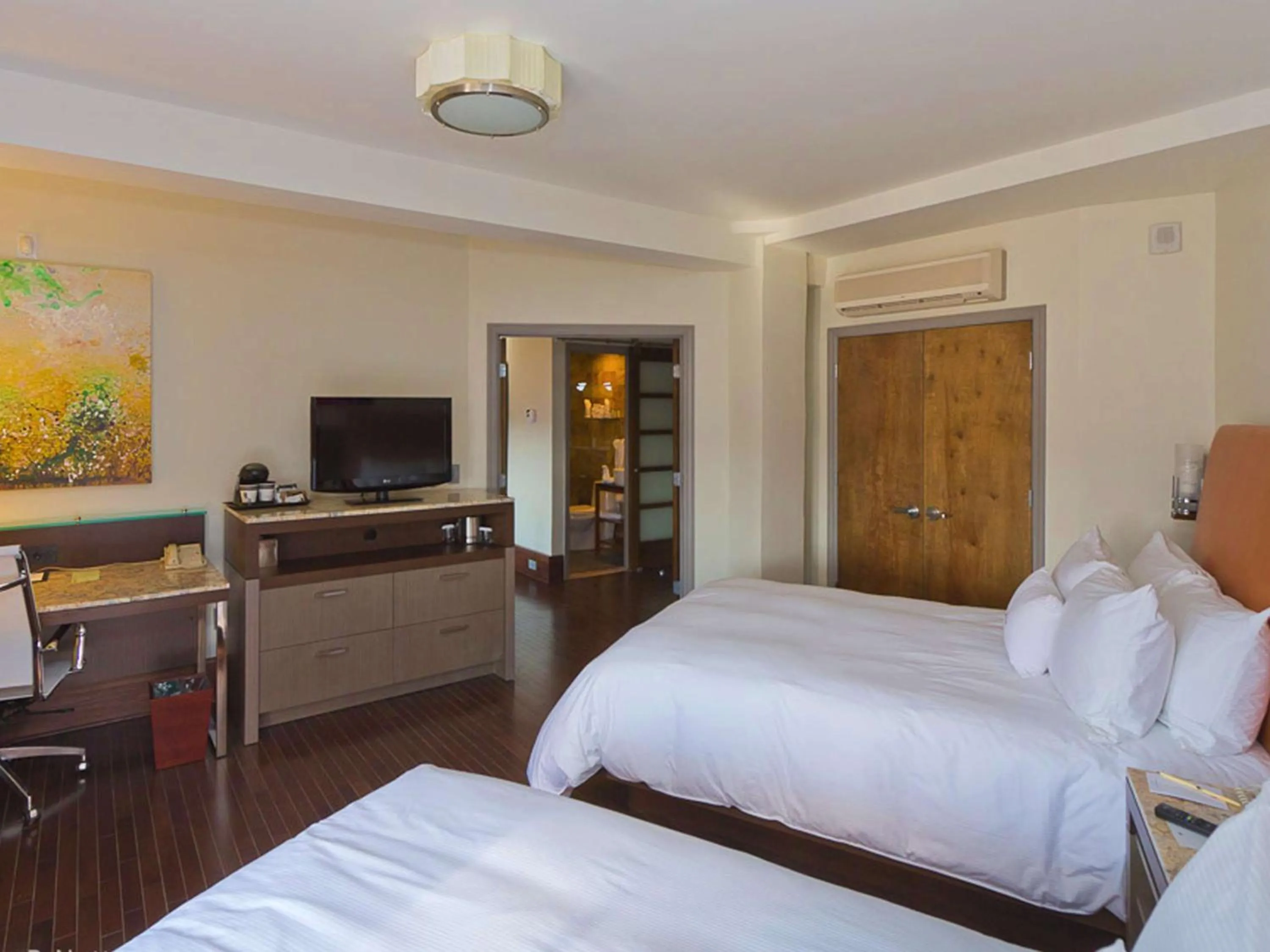 Bed in The Tudor Arms Hotel Cleveland - a DoubleTree by Hilton