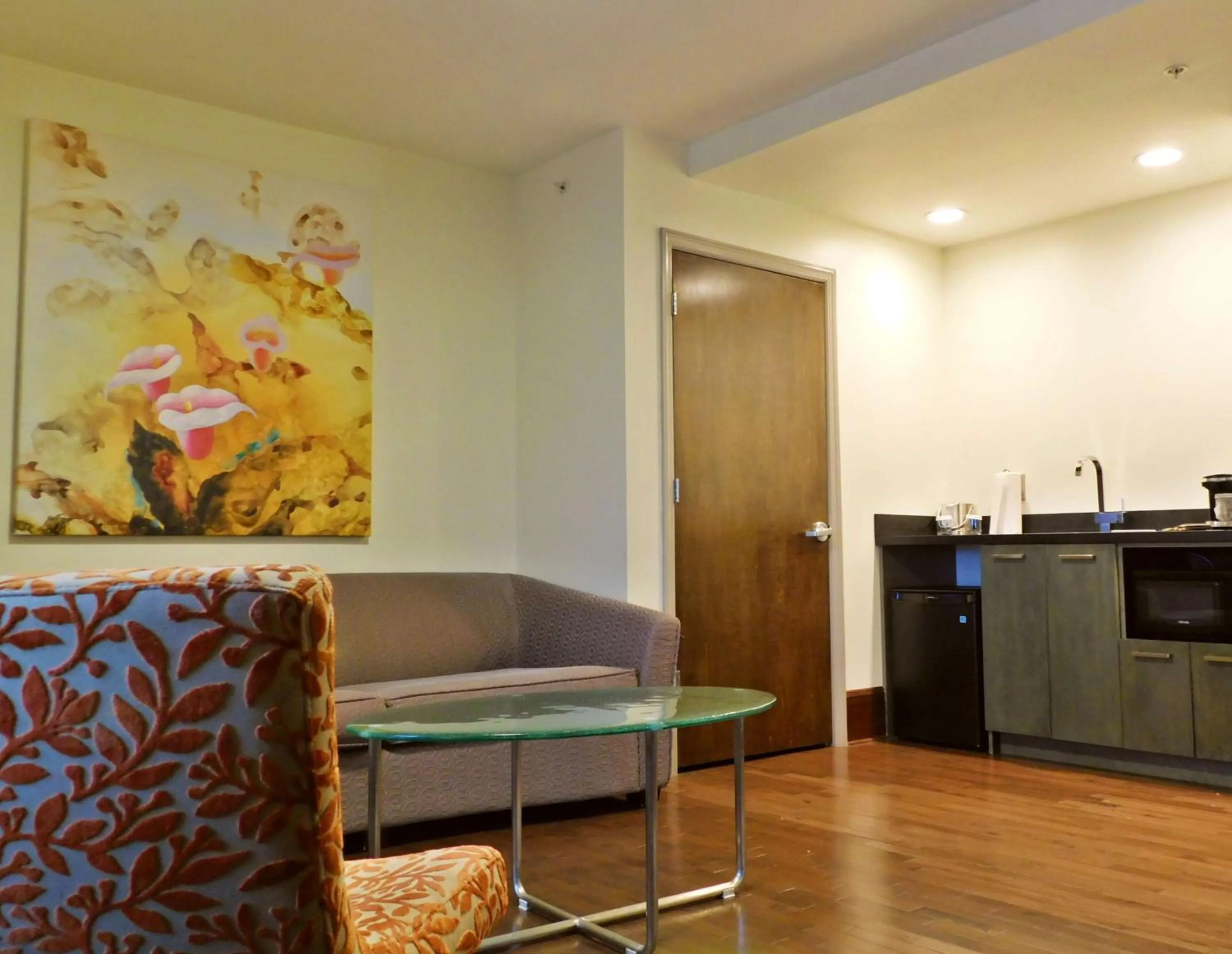 Living room in The Tudor Arms Hotel Cleveland - a DoubleTree by Hilton