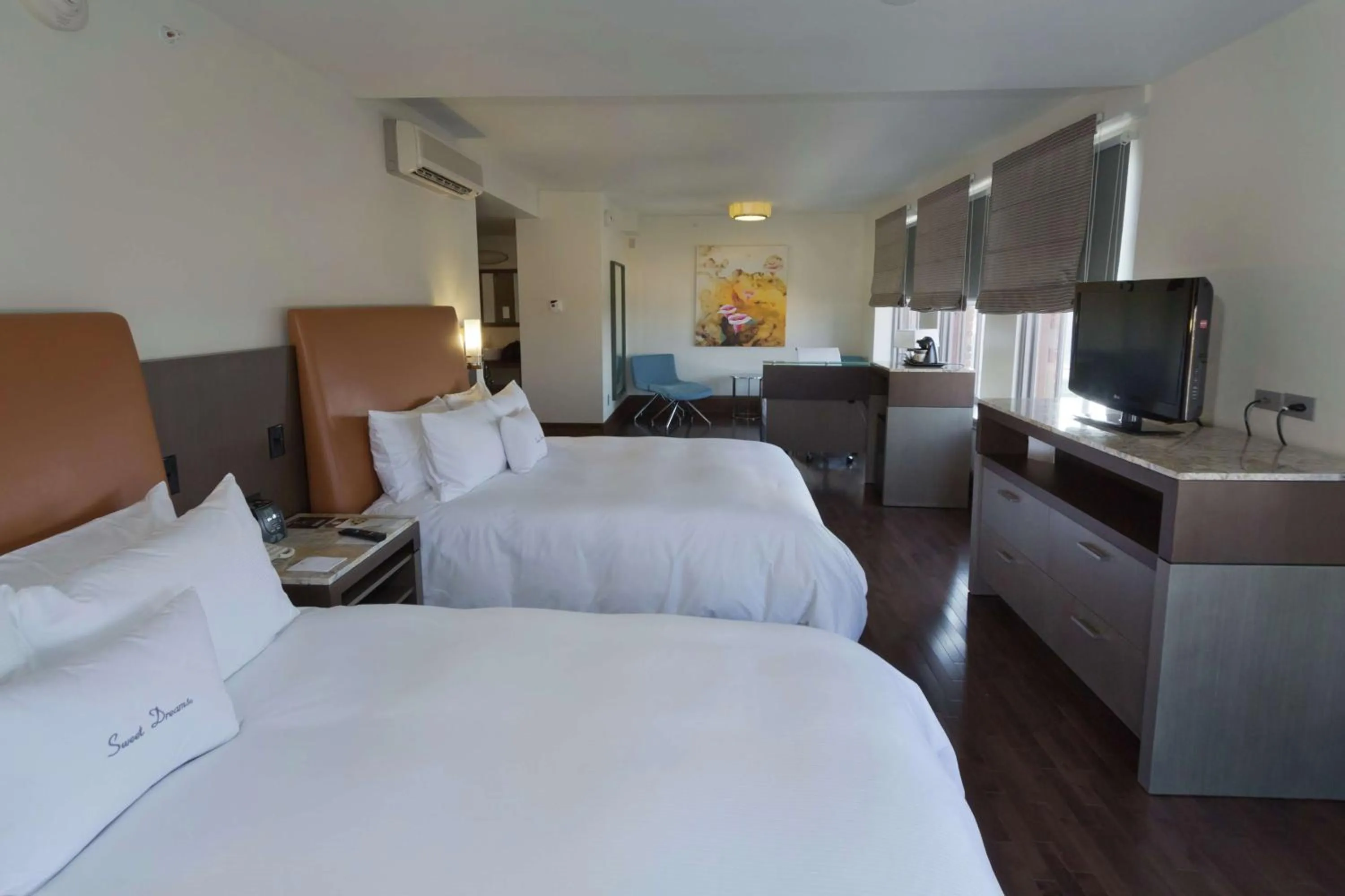 Bed in The Tudor Arms Hotel Cleveland - a DoubleTree by Hilton