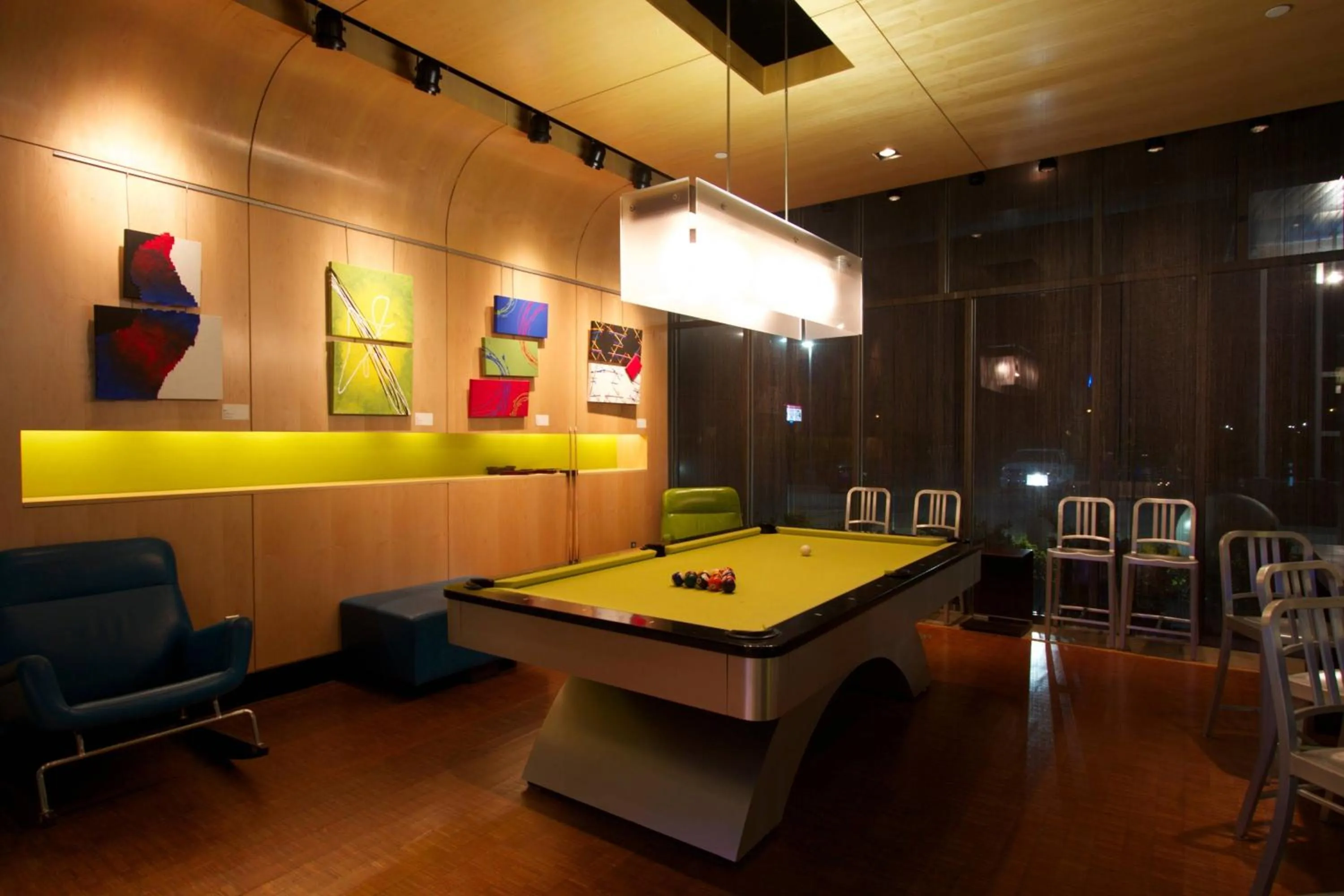 Lounge or bar in Aloft Tulsa