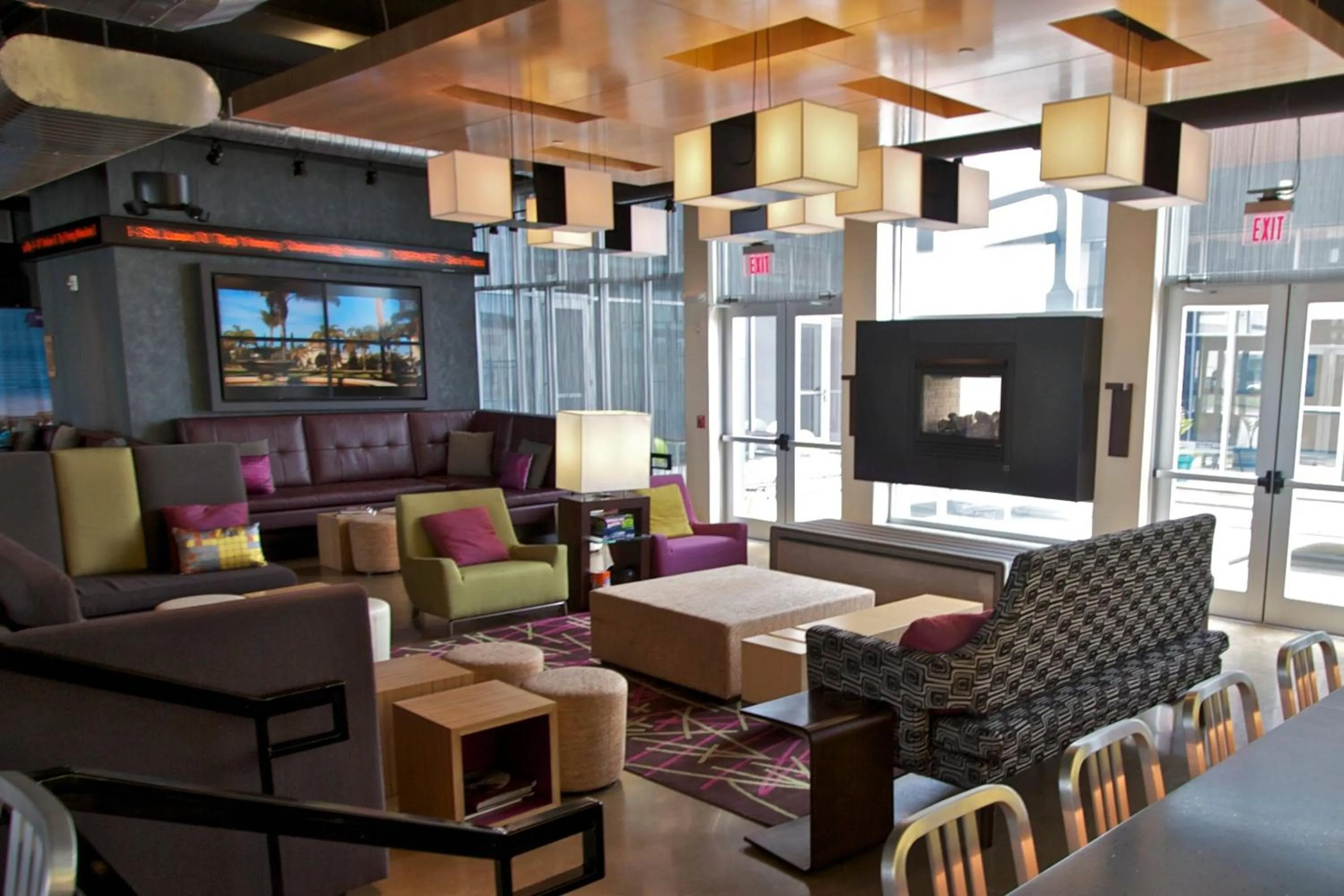 Lounge or bar in Aloft Tulsa