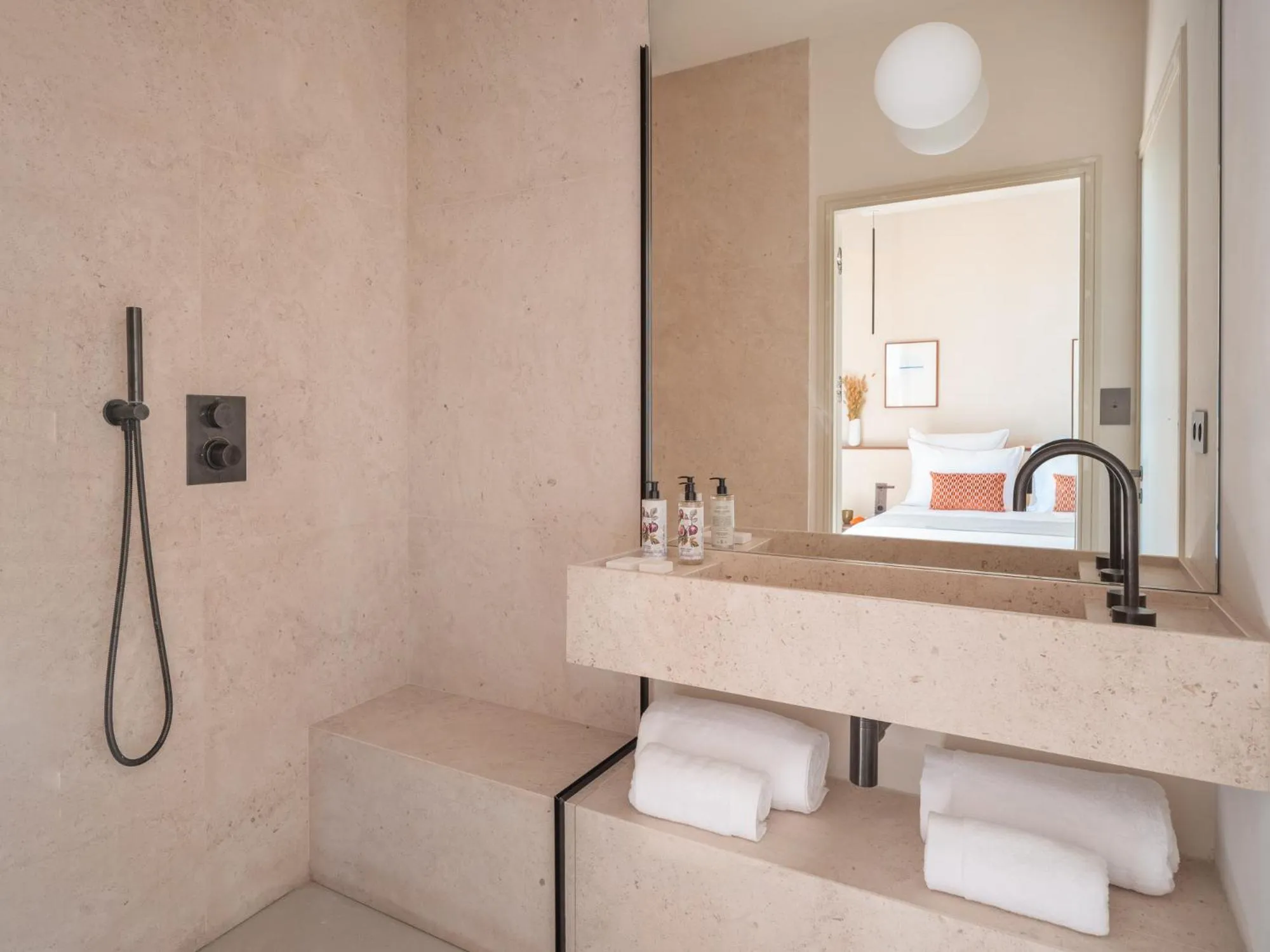 Shower in Hôtel Liautaud Cassis