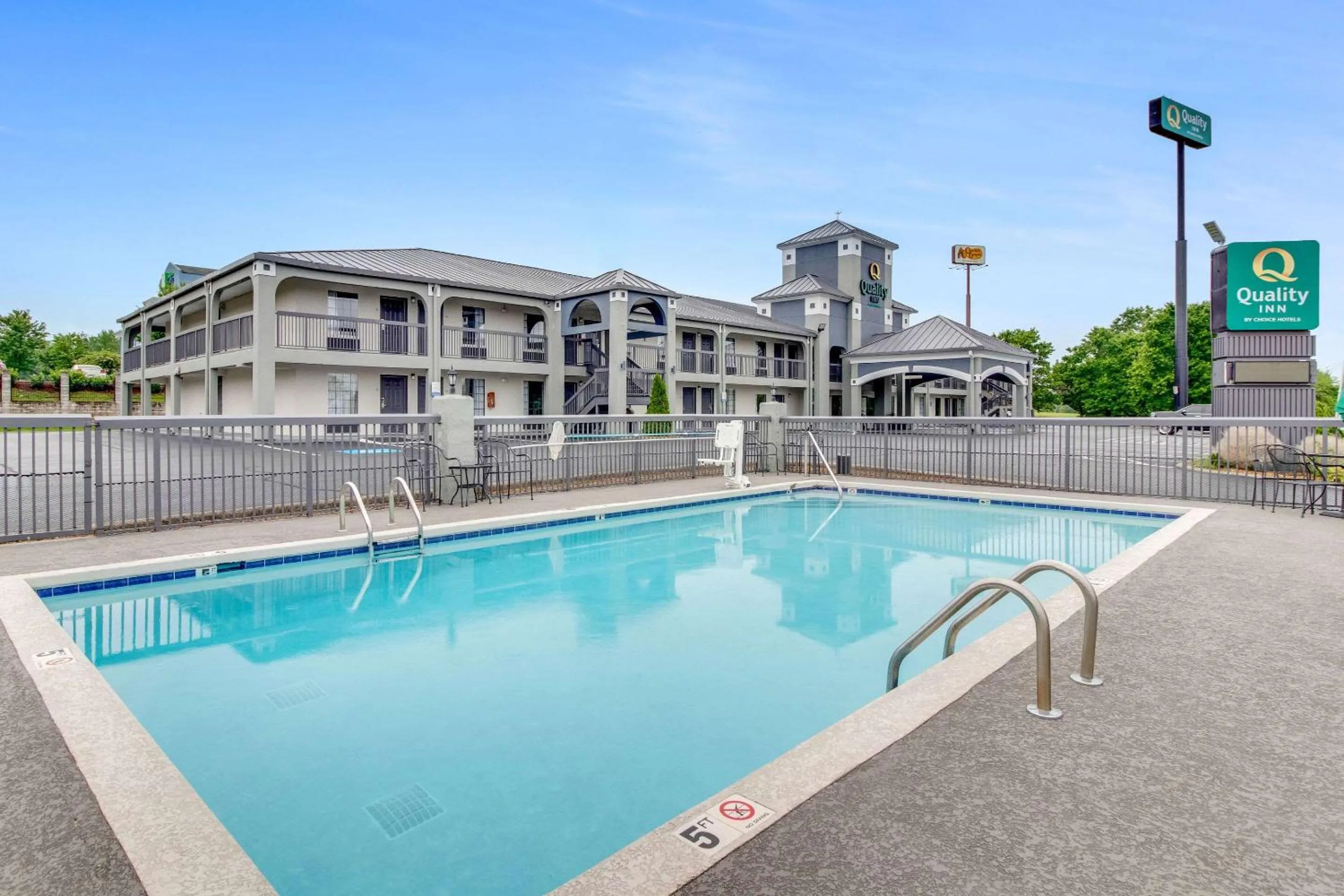 Swimming pool in Quality Inn White House