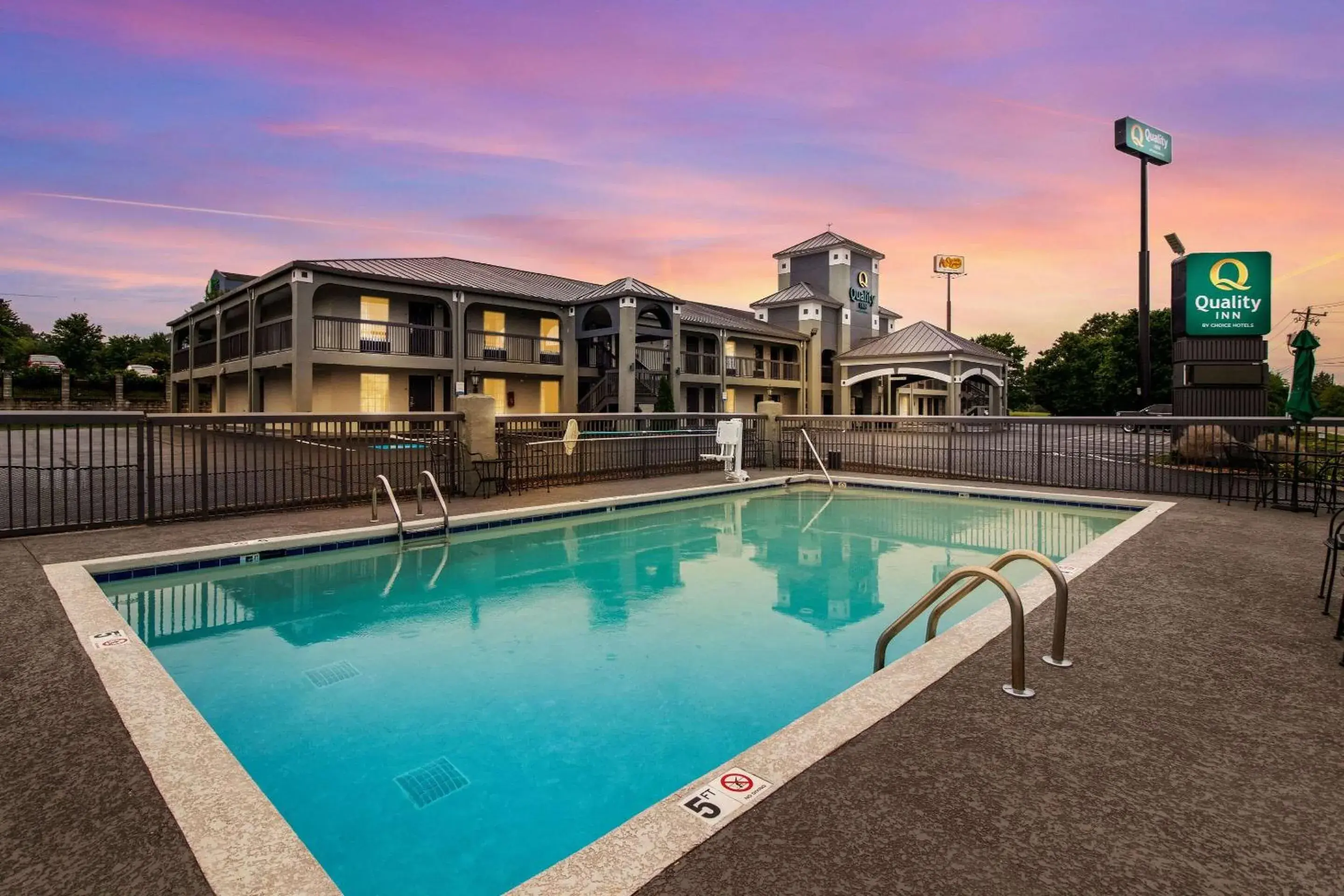 Swimming pool in Quality Inn White House Swimming pool in Quality Inn White House