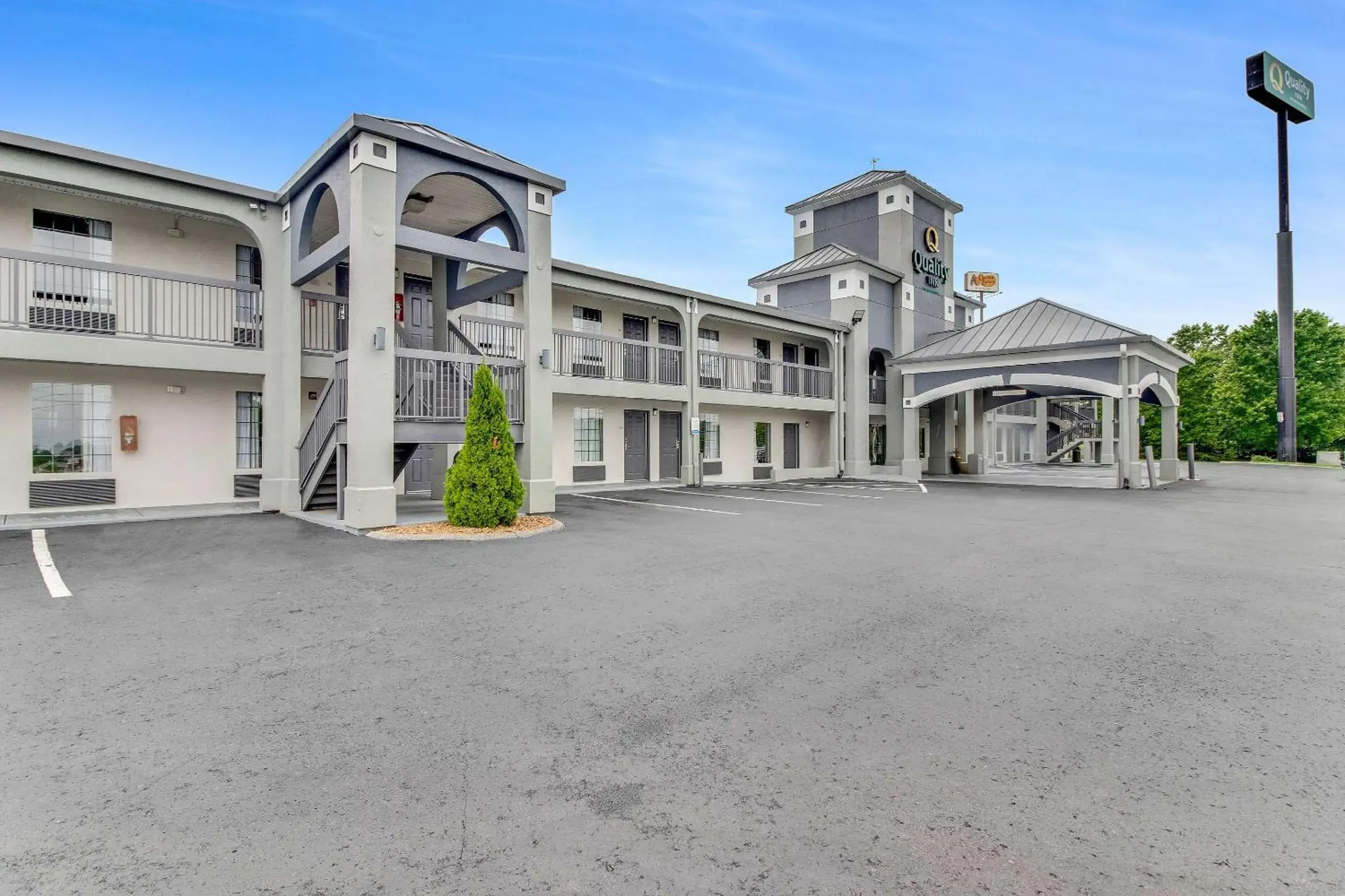 Property building in Quality Inn White House Property building in Quality Inn White House