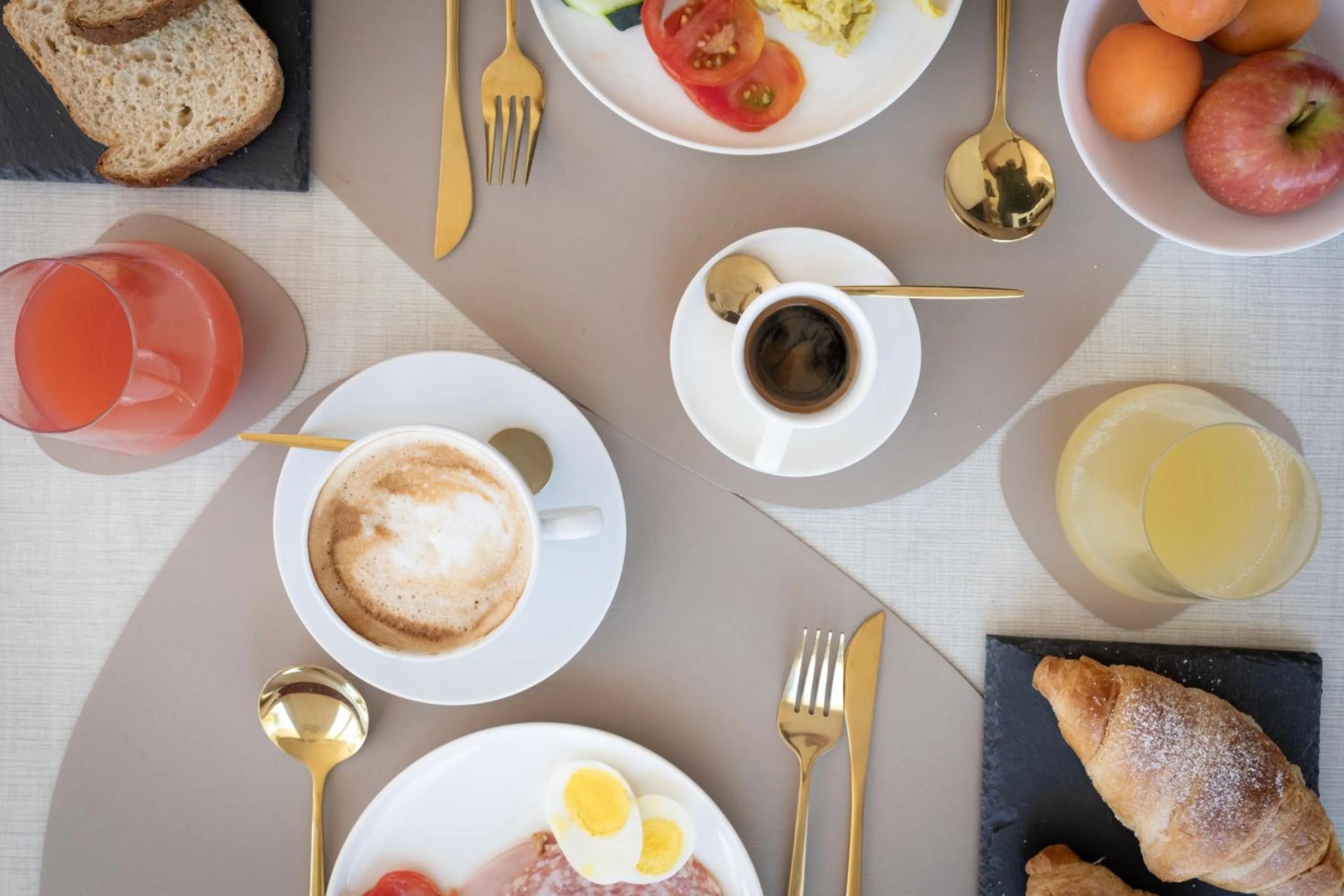 Food and drinks in Sunset B&B