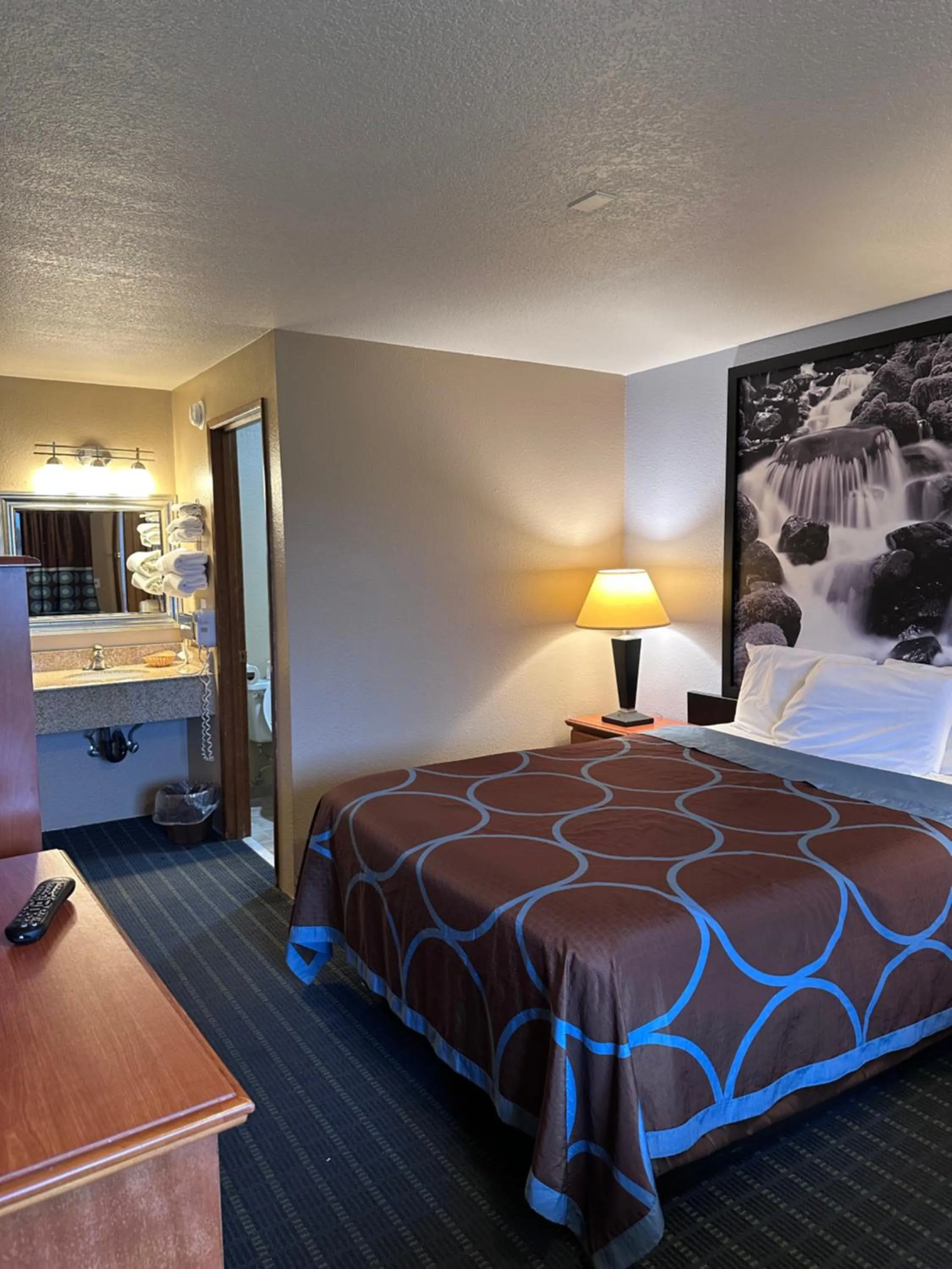 Bedroom, Bed in Super 8 by Wyndham Vancouver East