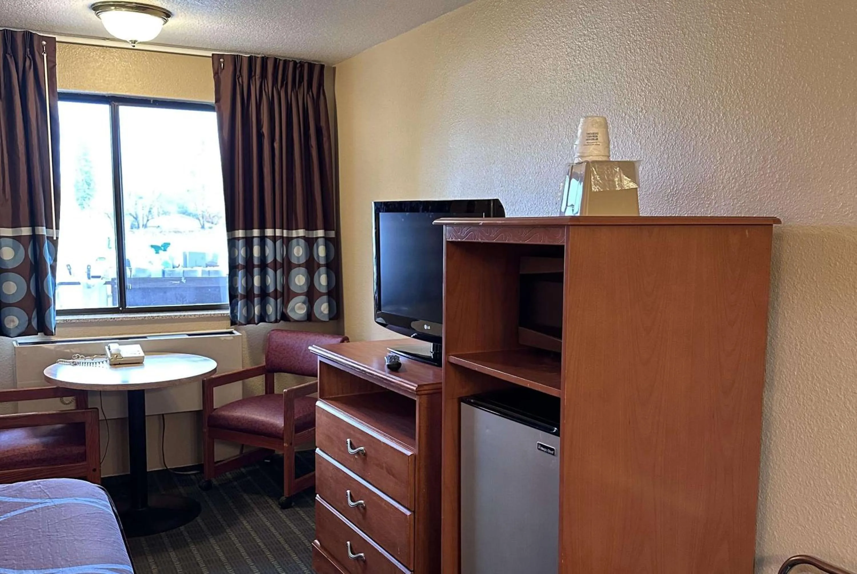 Photo of the whole room in Super 8 by Wyndham Vancouver East