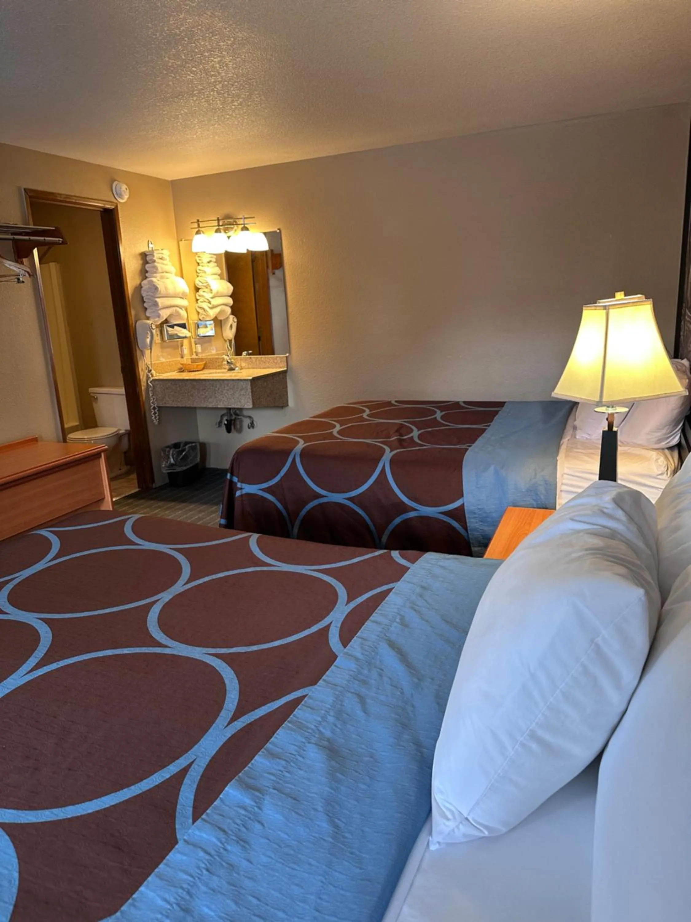 Bedroom, Bed in Super 8 by Wyndham Vancouver East