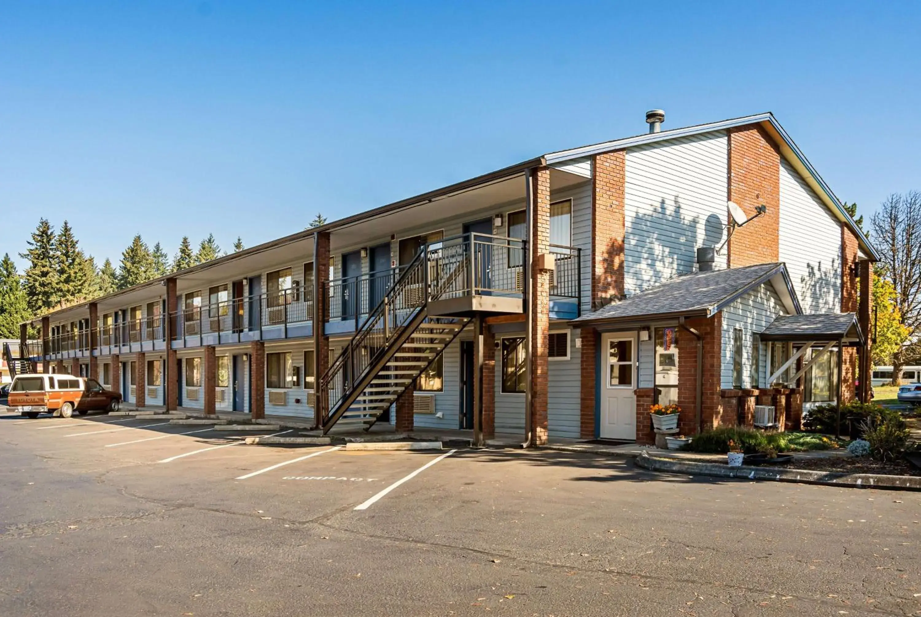 Property building in Super 8 by Wyndham Vancouver East Property building in Super 8 by Wyndham Vancouver East