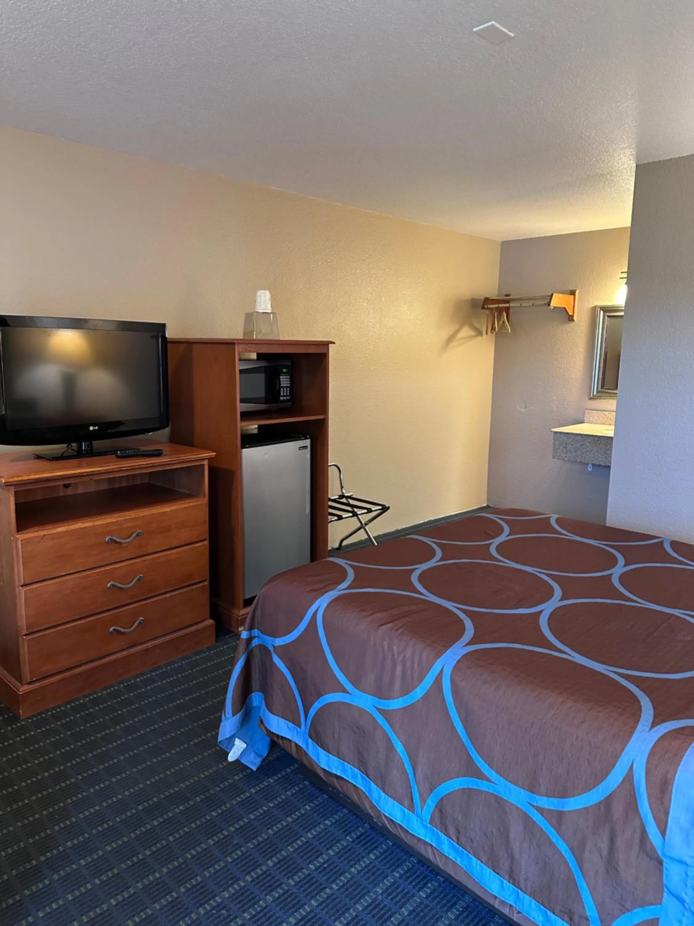 Bedroom, Bed in Super 8 by Wyndham Vancouver East