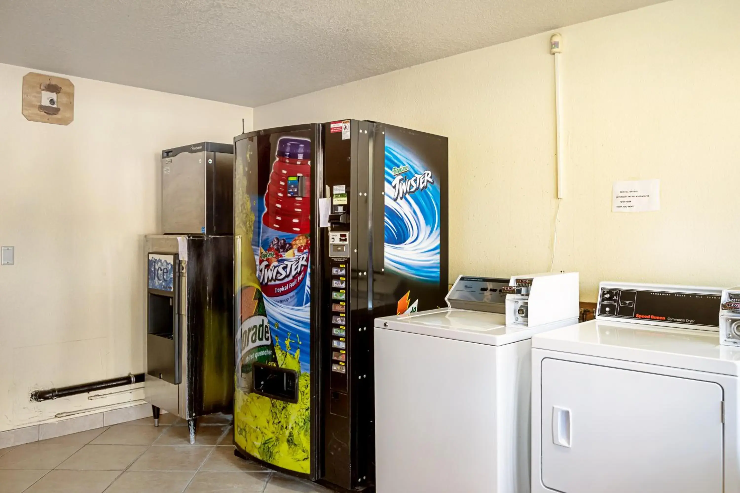 Property building in Super 8 by Wyndham Vancouver East Property building in Super 8 by Wyndham Vancouver East