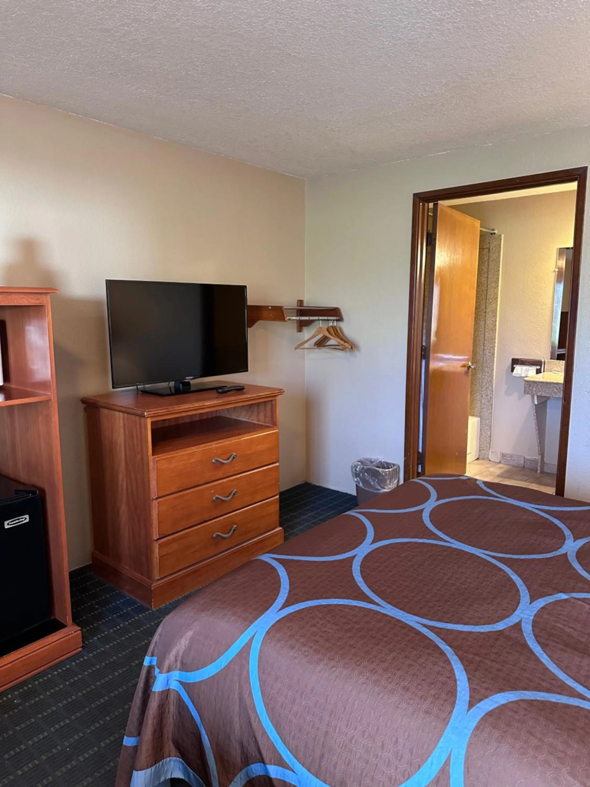 Bedroom, Bed in Super 8 by Wyndham Vancouver East