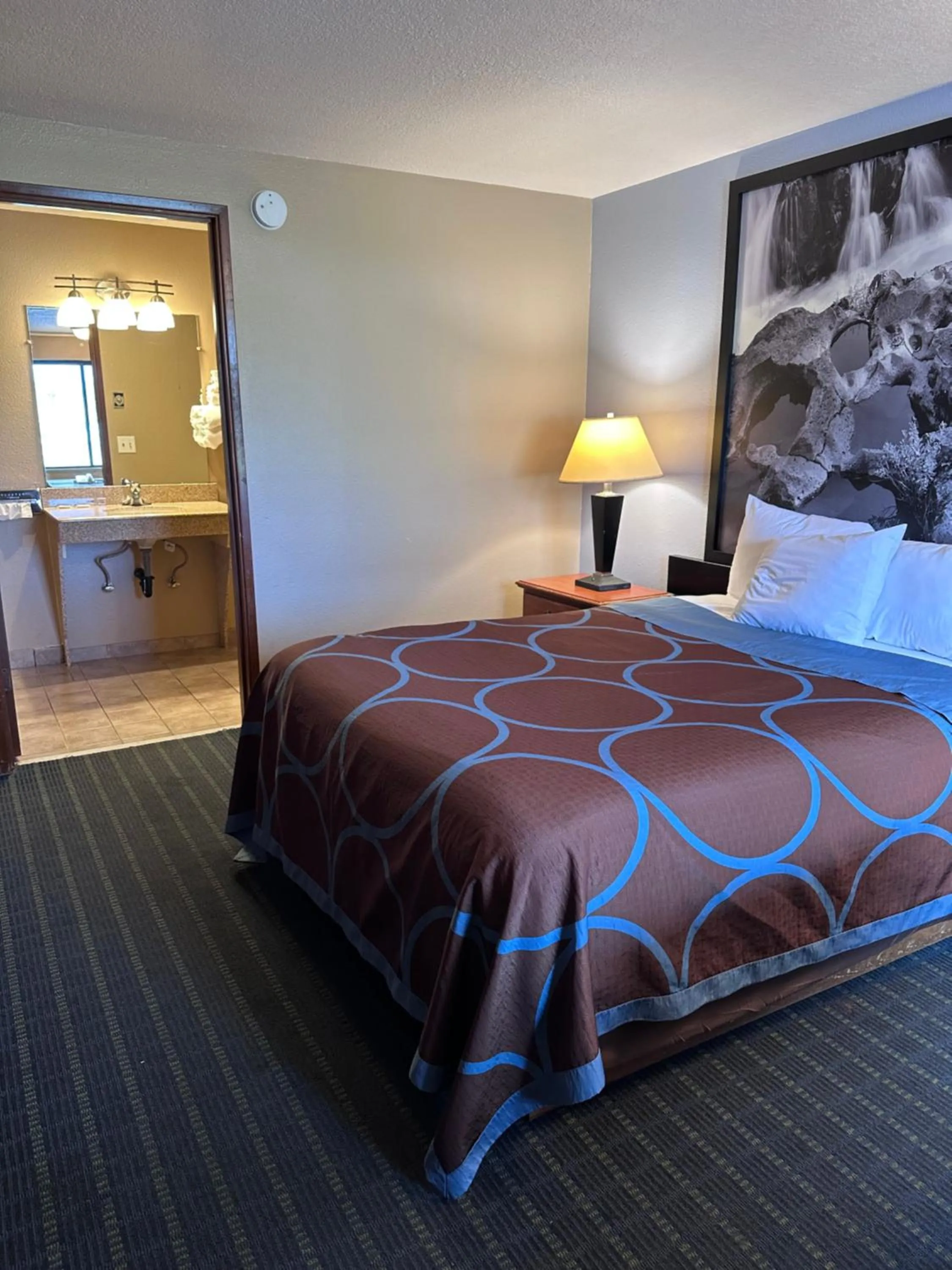 Bedroom, Bed in Super 8 by Wyndham Vancouver East