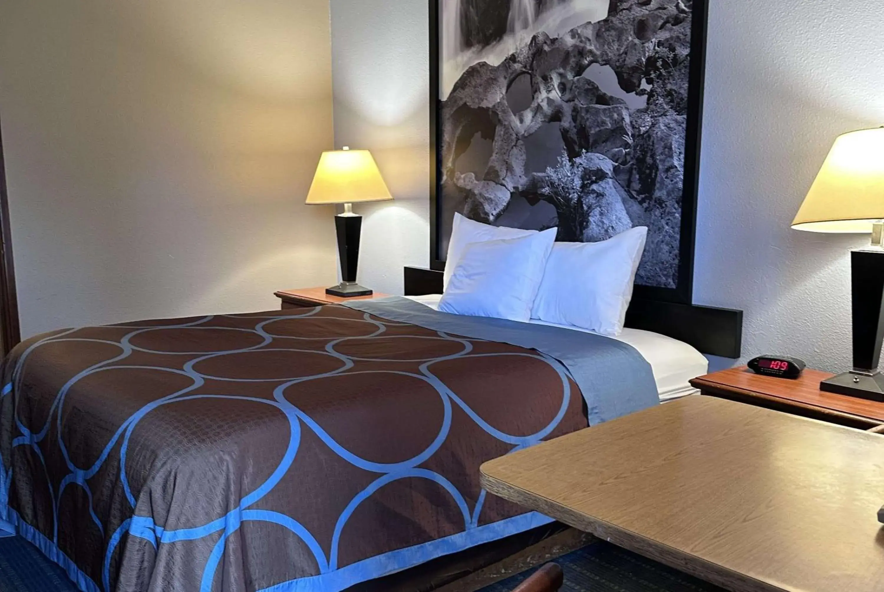 Photo of the whole room, Bed in Super 8 by Wyndham Vancouver East Photo of the whole room, Bed in Super 8 by Wyndham Vancouver East