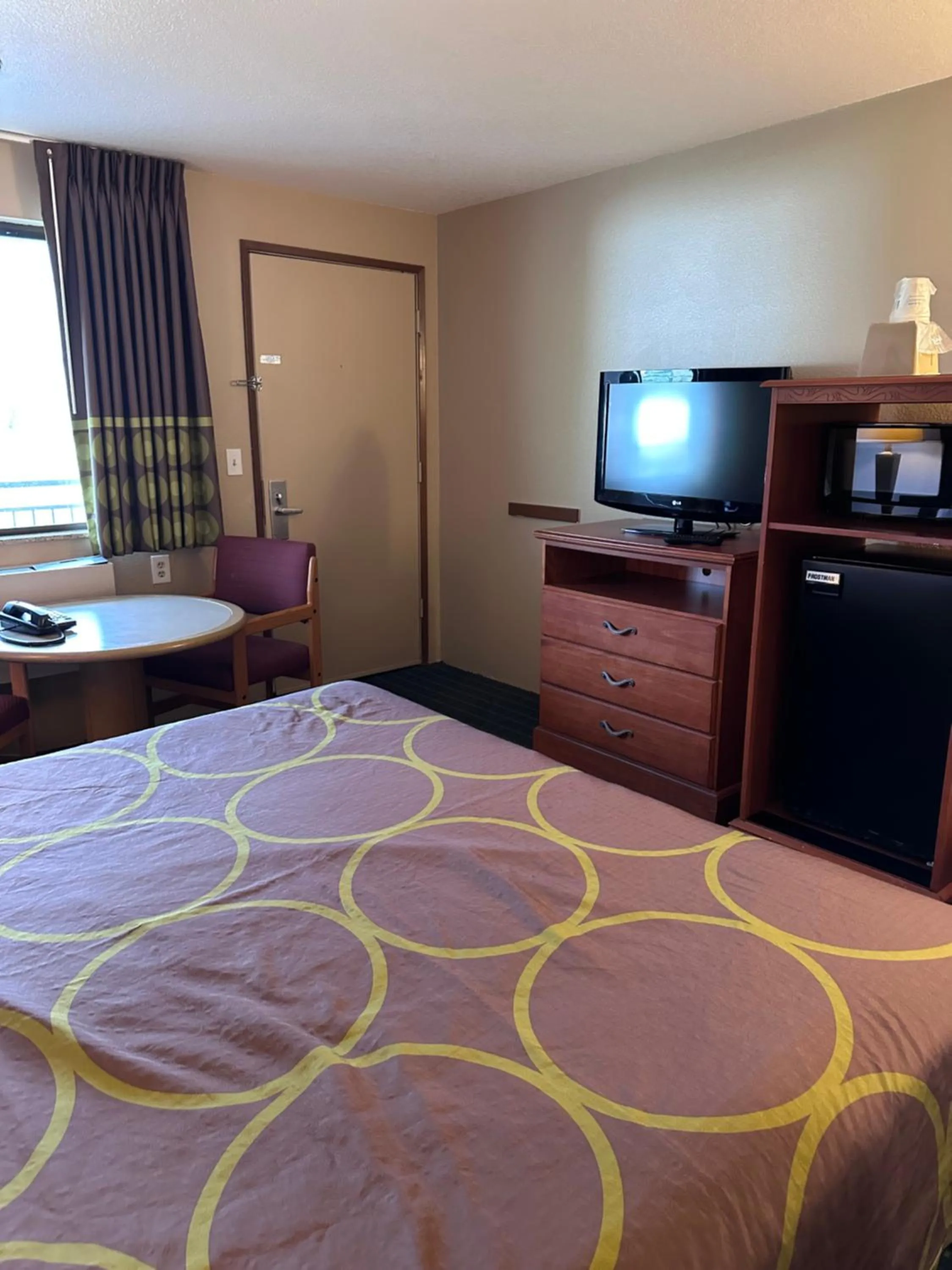 Bedroom, Bed in Super 8 by Wyndham Vancouver East