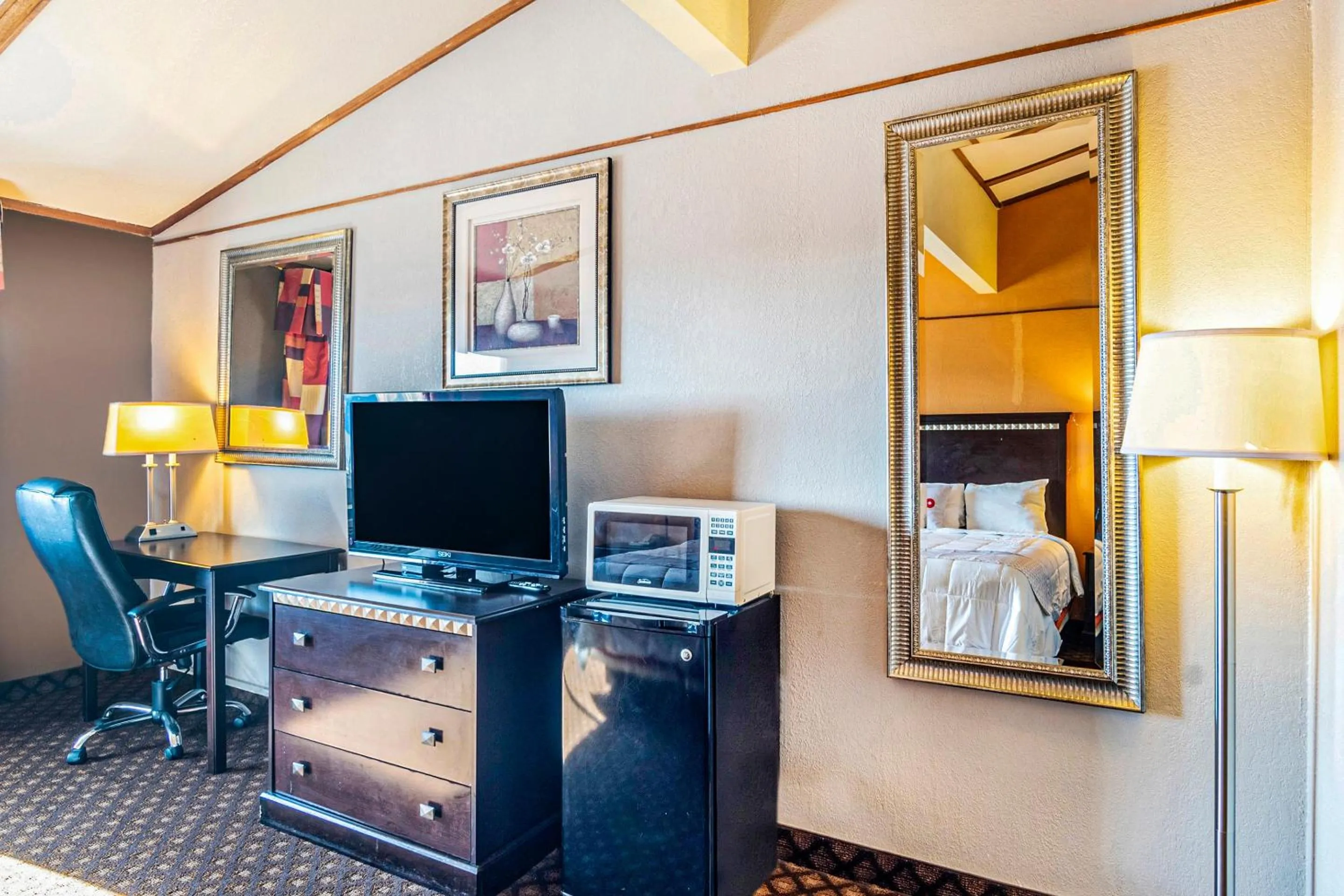 Bedroom, Bed in OYO Townhouse Dodge City KS