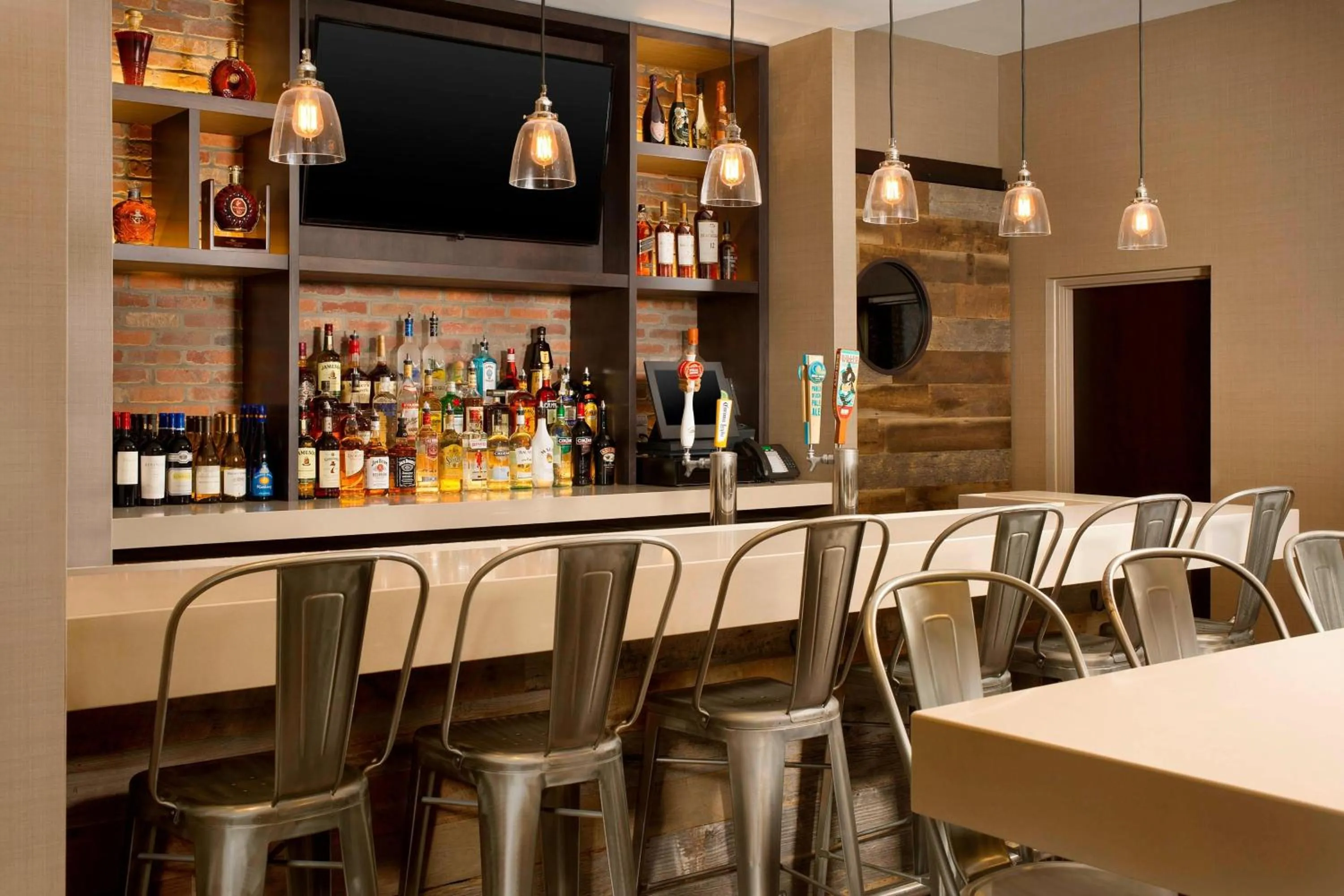 Lounge or bar in Four Points by Sheraton Jacksonville Beachfront