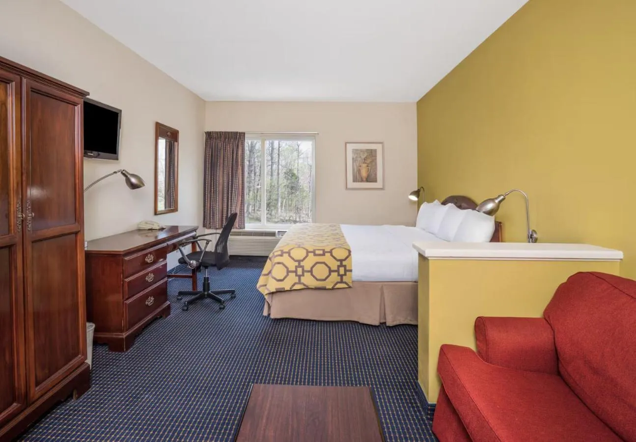 Photo of the whole room, Bed in Baymont by Wyndham Warrenton