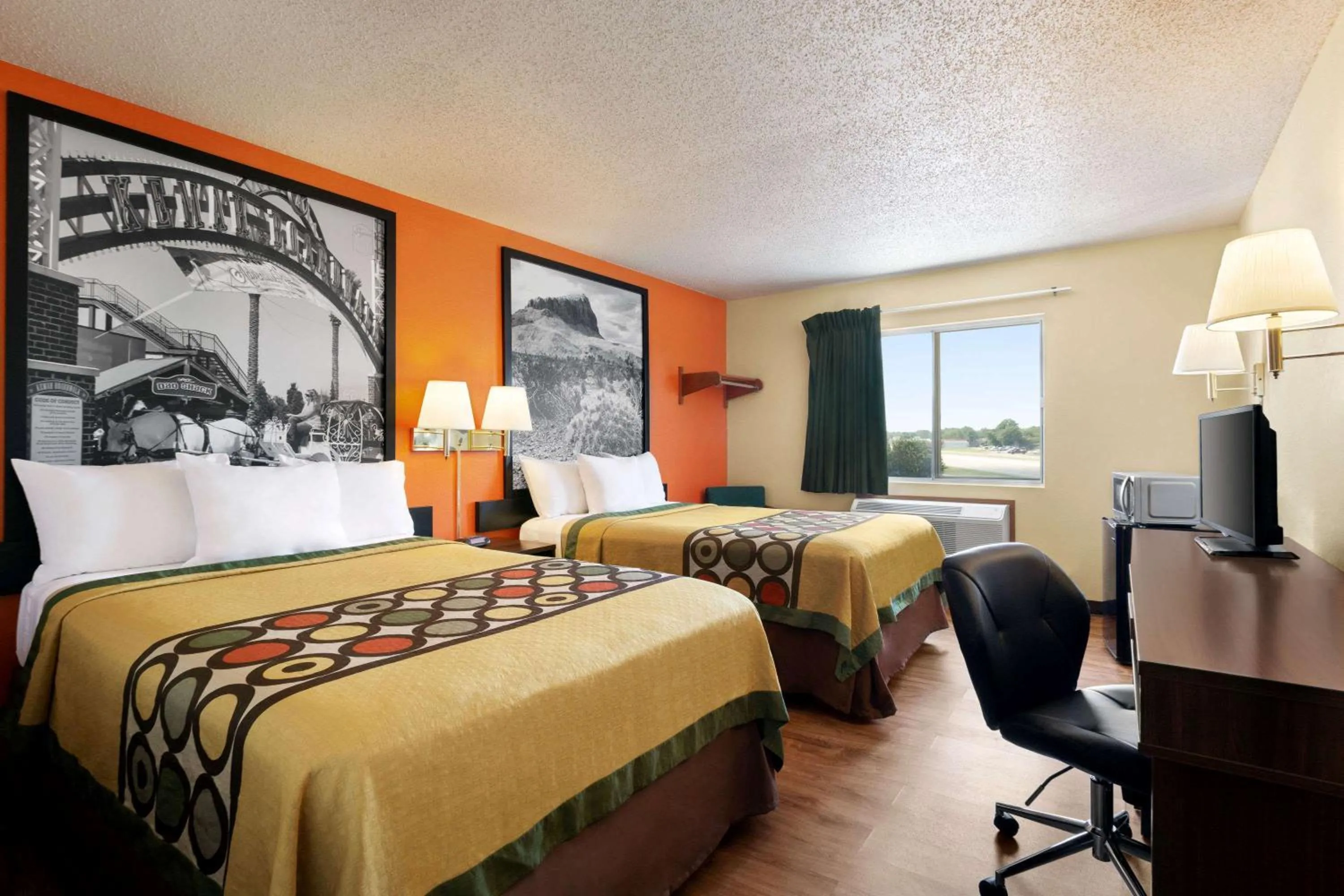 Photo of the whole room, Bed in Super 8 by Wyndham Waco University Area