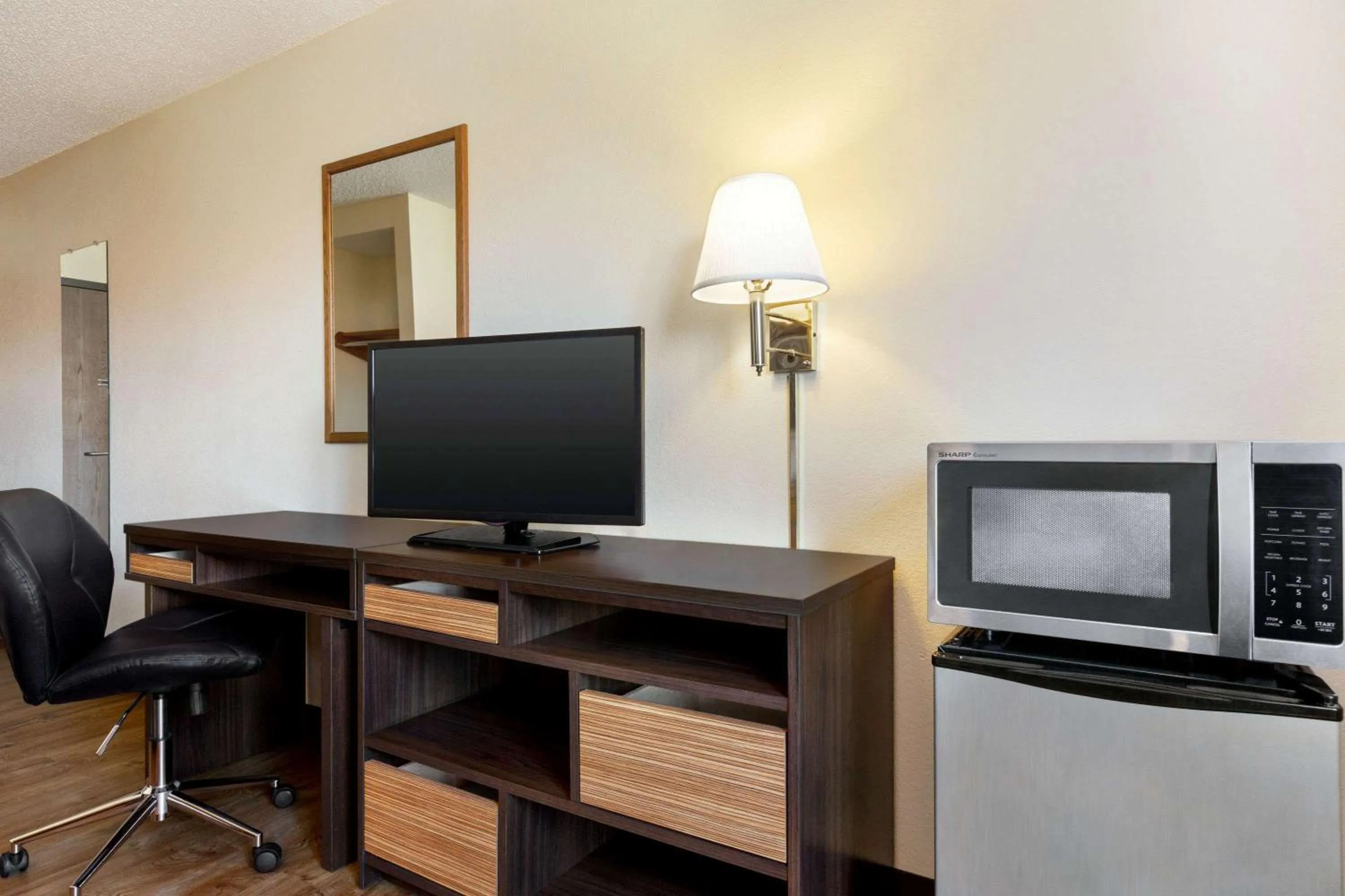 Photo of the whole room in Super 8 by Wyndham Waco University Area