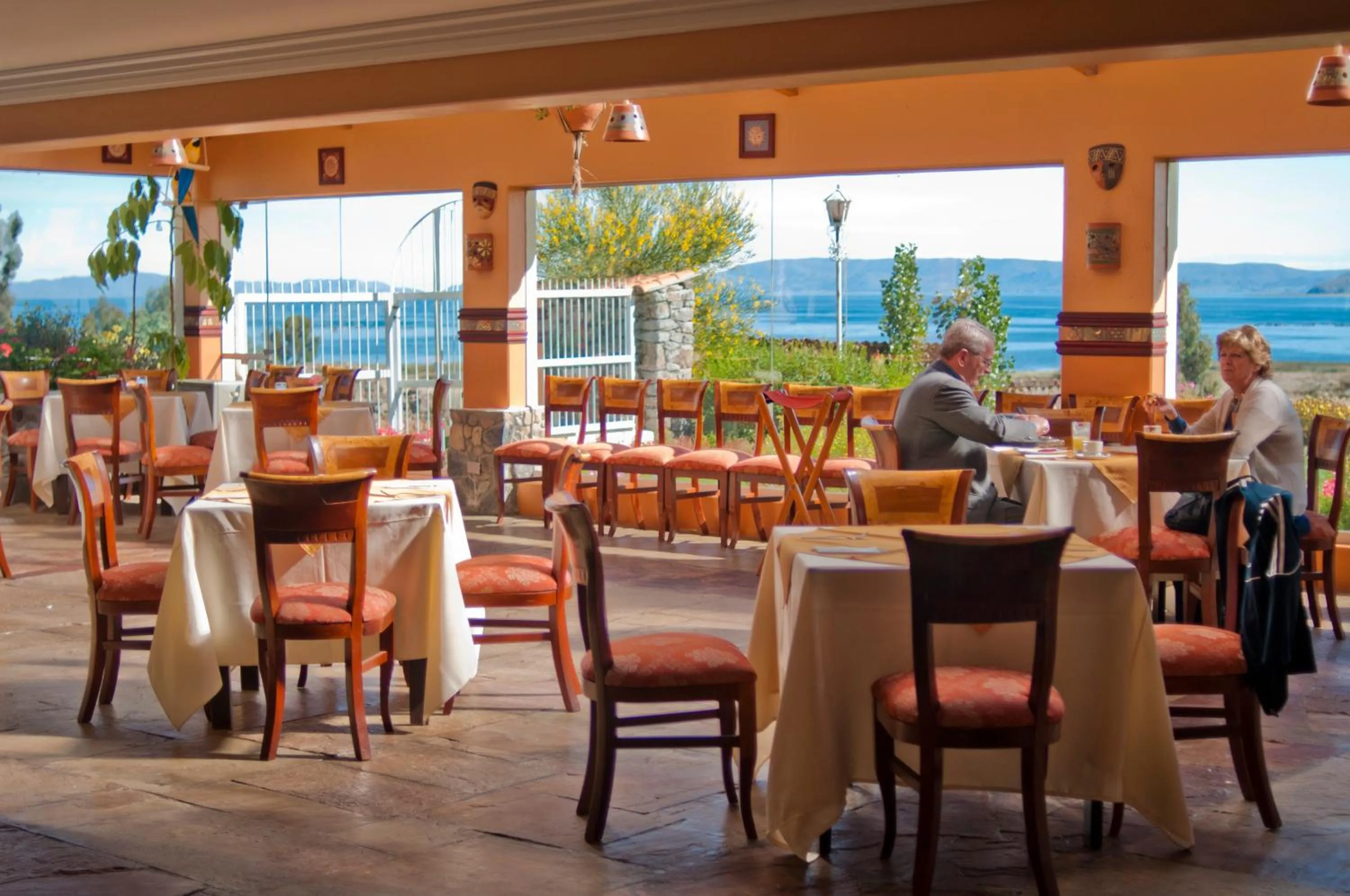 Restaurant/places to eat in Taypikala Lago