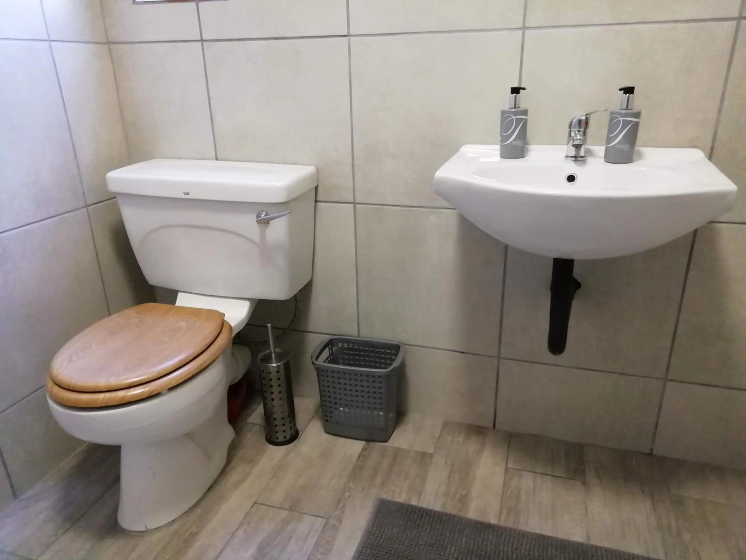 Basic Double Room - single occupancy in Home @ Harry's