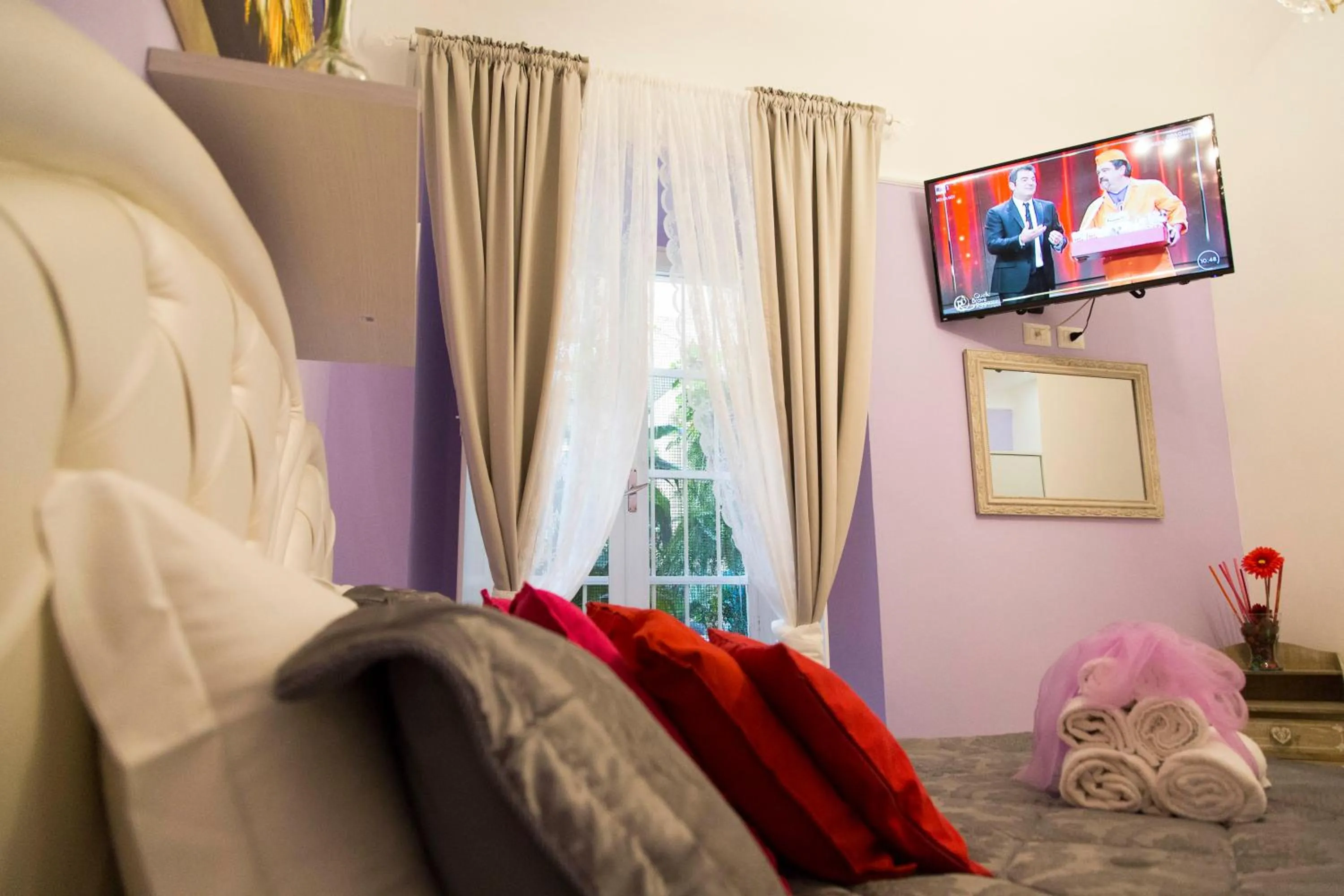 Photo of the whole room, Bed in Royal Vatican