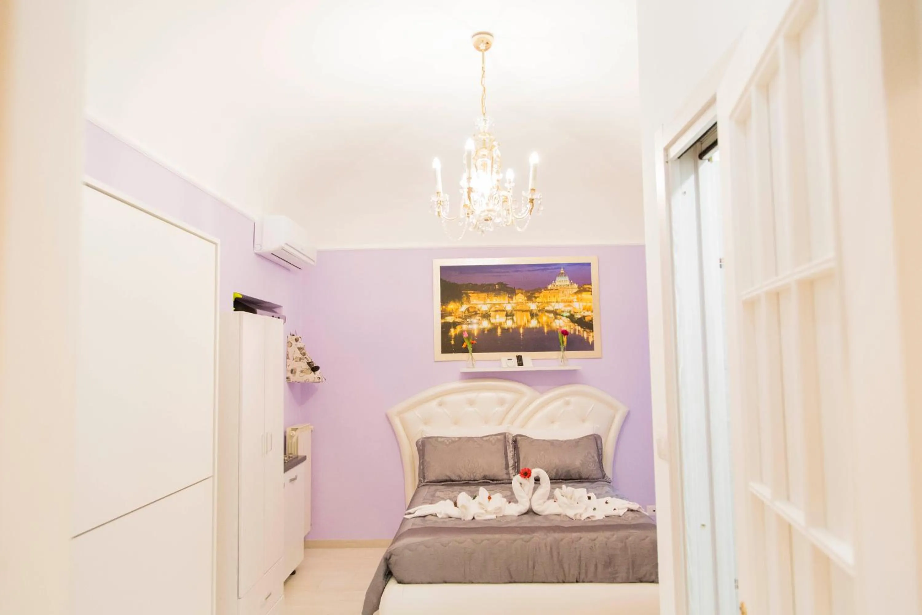 Bed in Royal Vatican