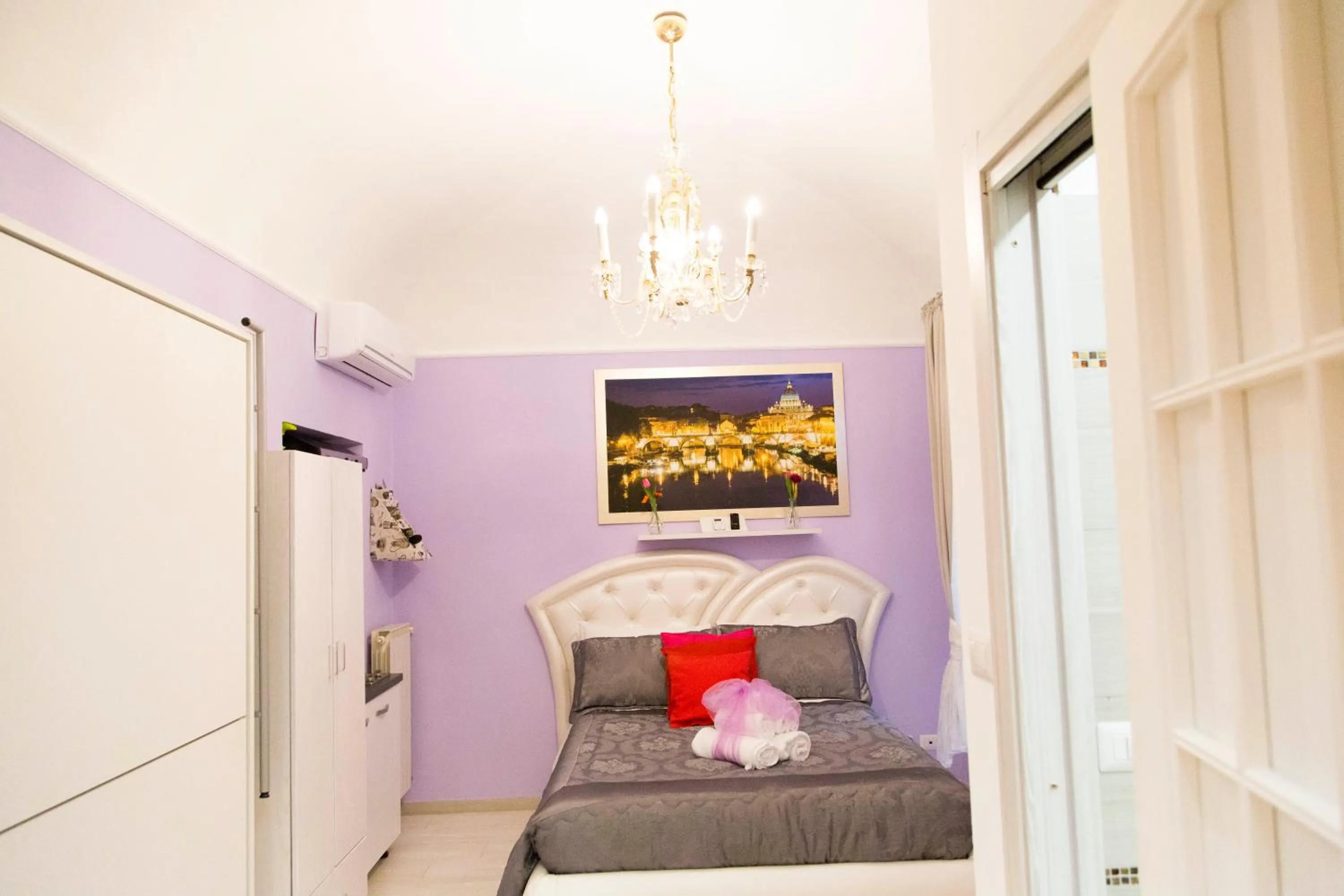 Bed in Royal Vatican