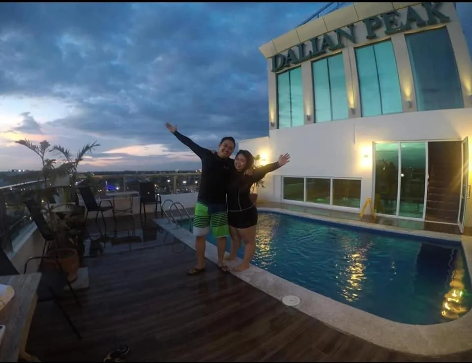 Swimming pool in Dalian Peak Hotel