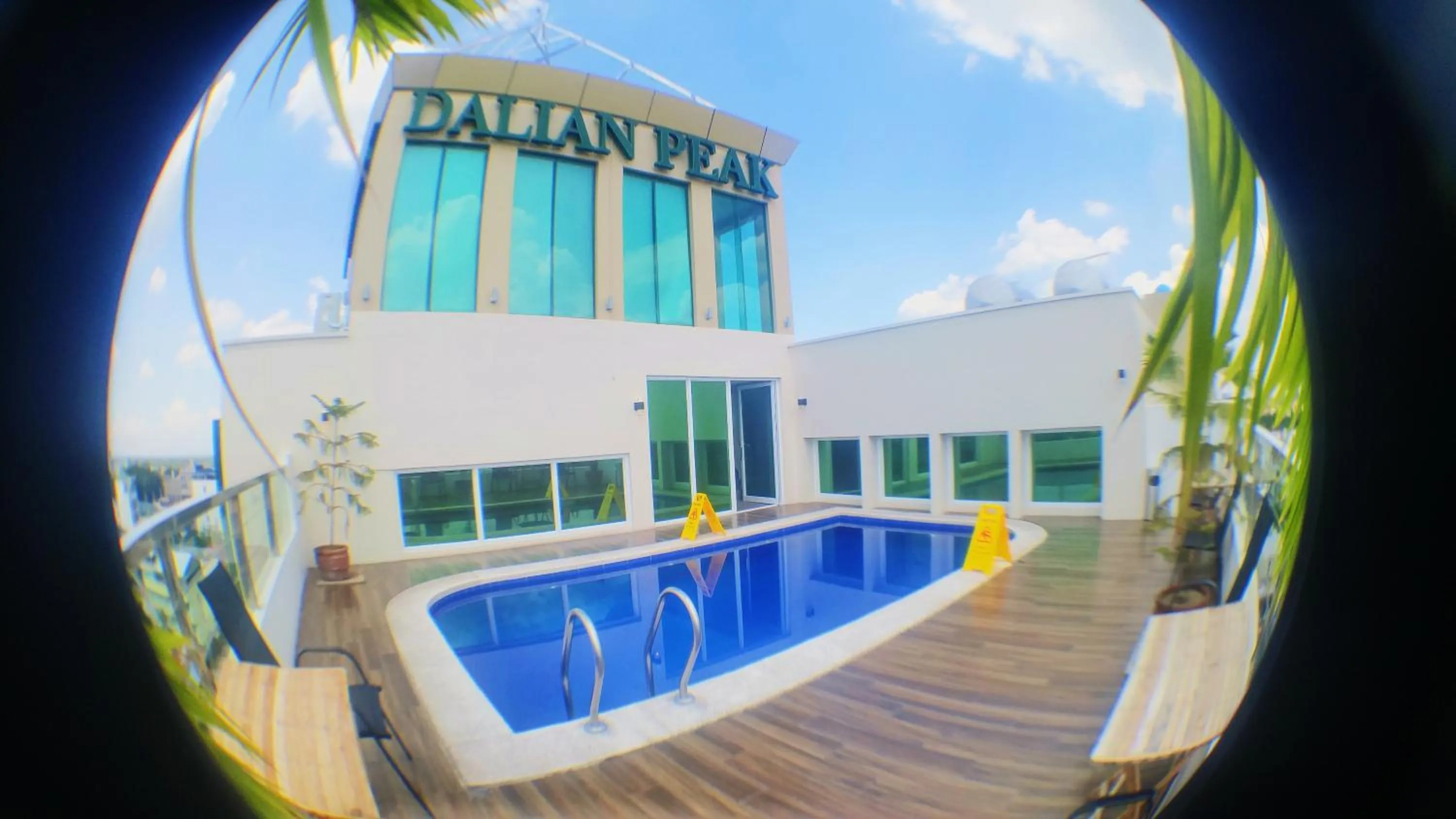 Swimming pool in Dalian Peak Hotel