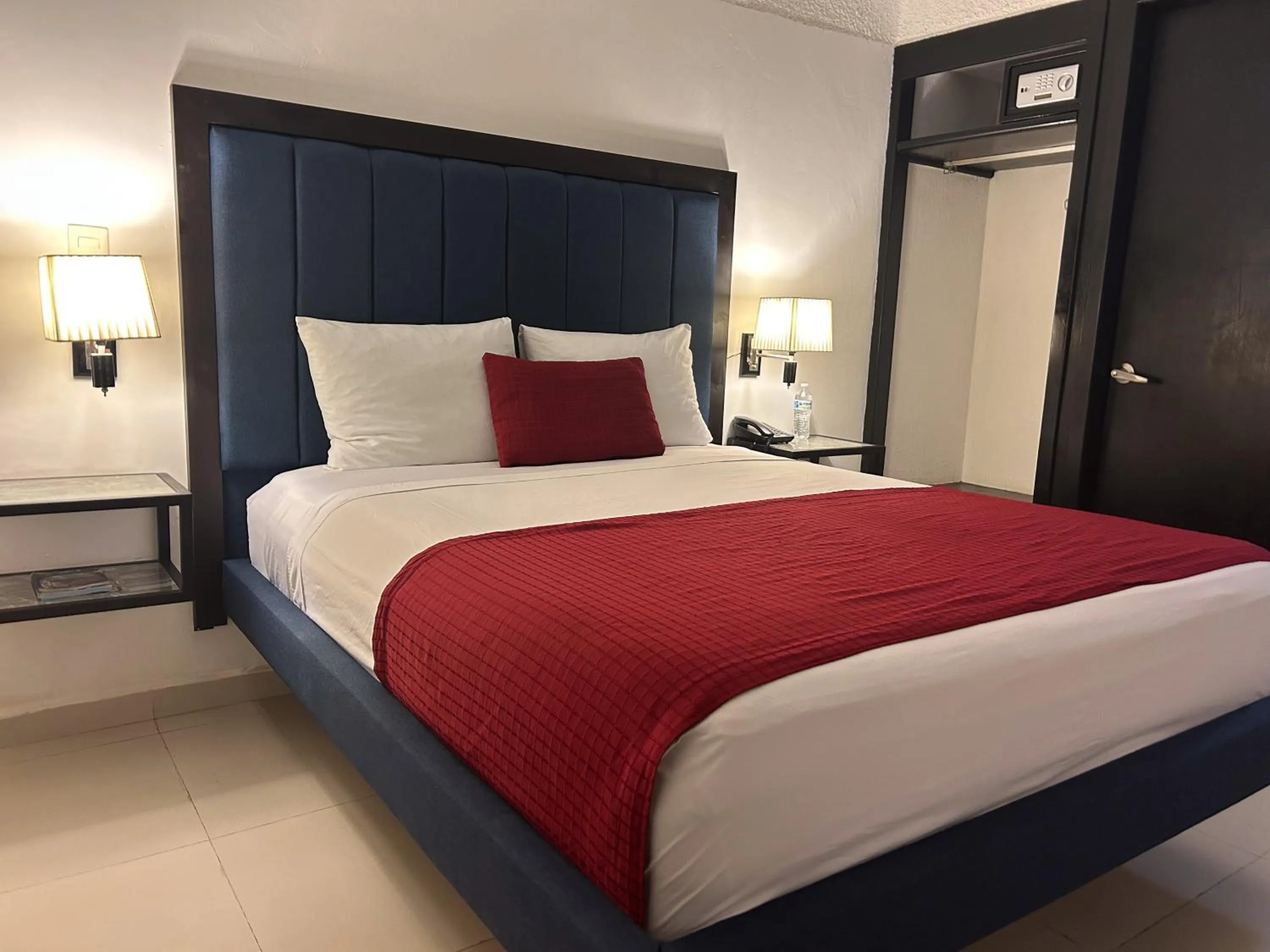 Photo of the whole room, Bed in Choco's Hotel