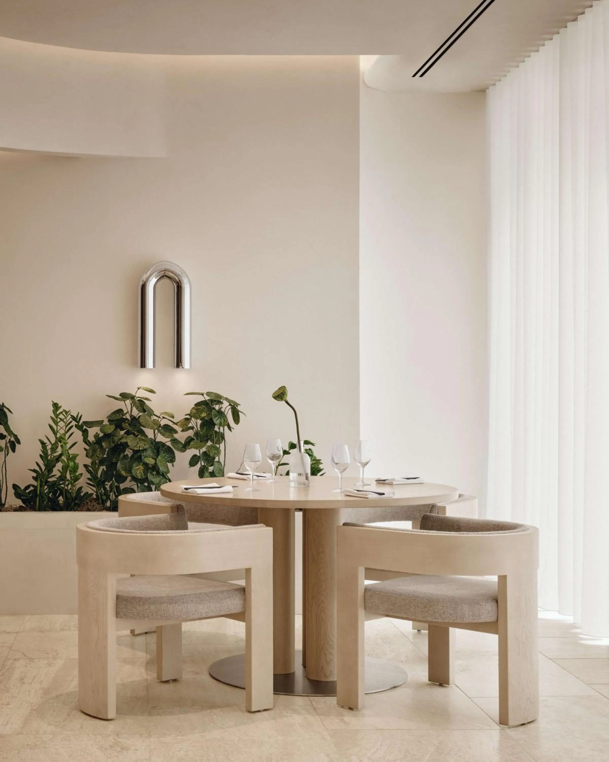 Restaurant/places to eat in Vogue Hotel Montreal Downtown, Curio Collection by Hilton