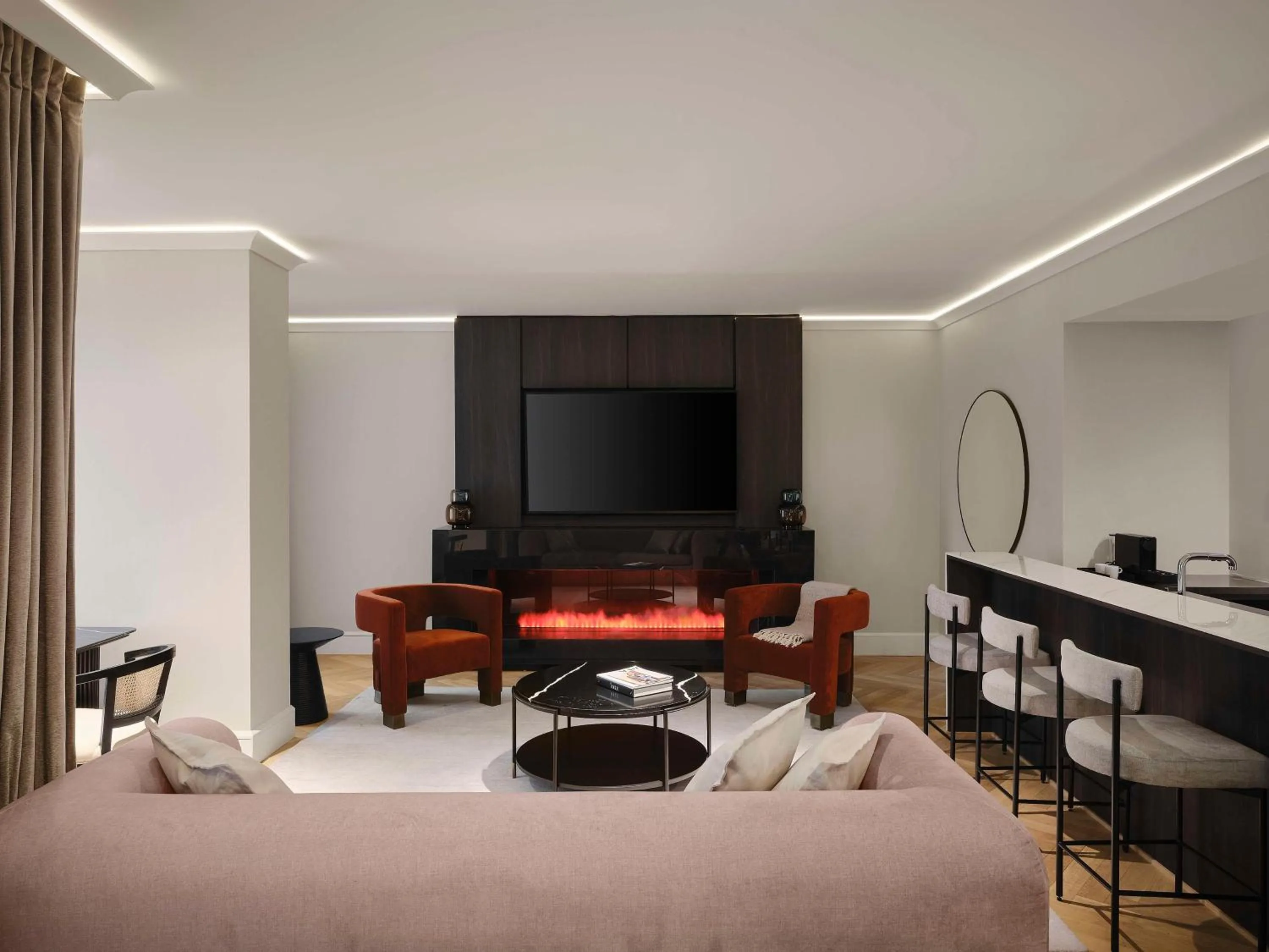 Bedroom, Bed in Vogue Hotel Montreal Downtown, Curio Collection by Hilton