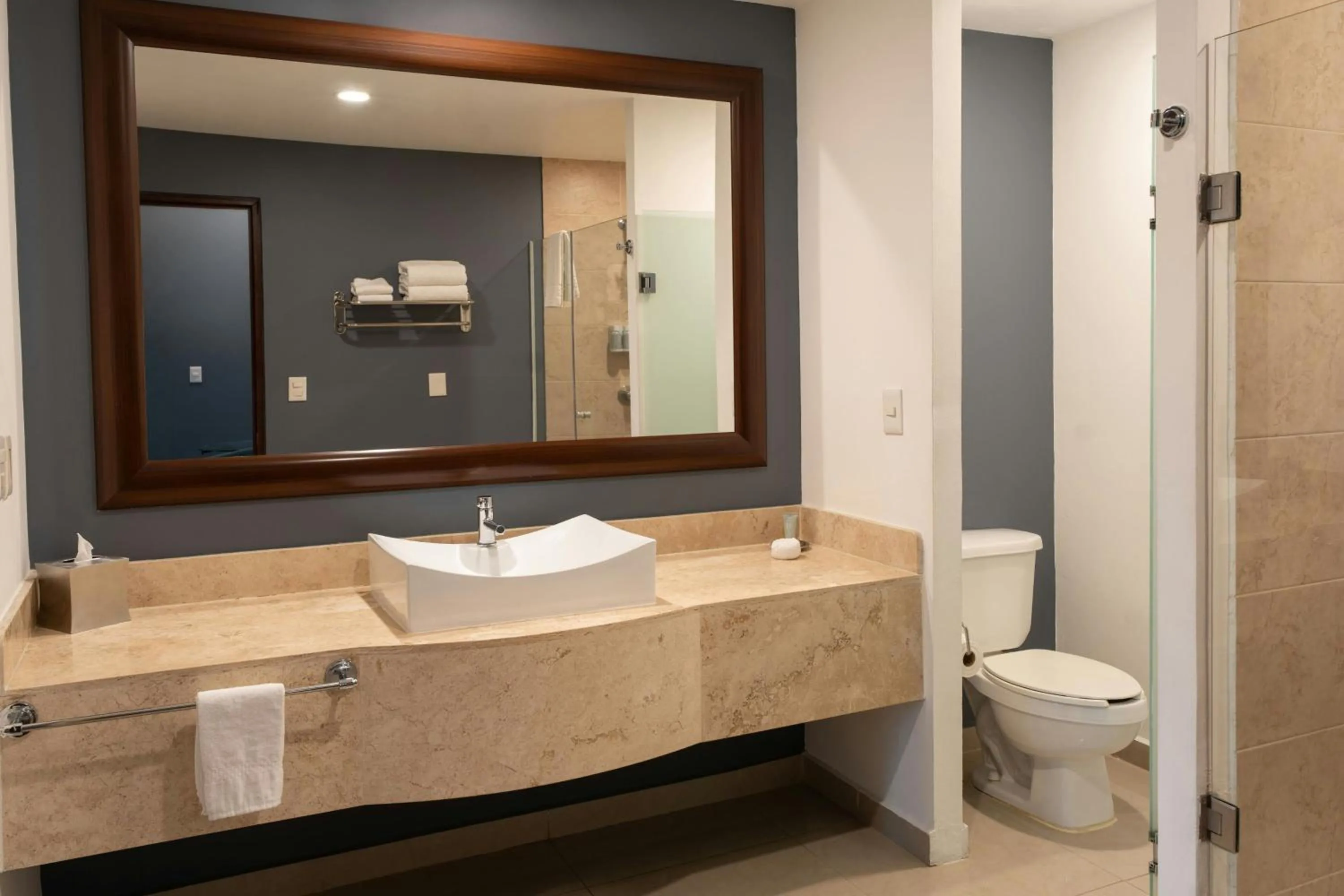 Photo of the whole room in Courtyard by Marriott Guadalajara Andares