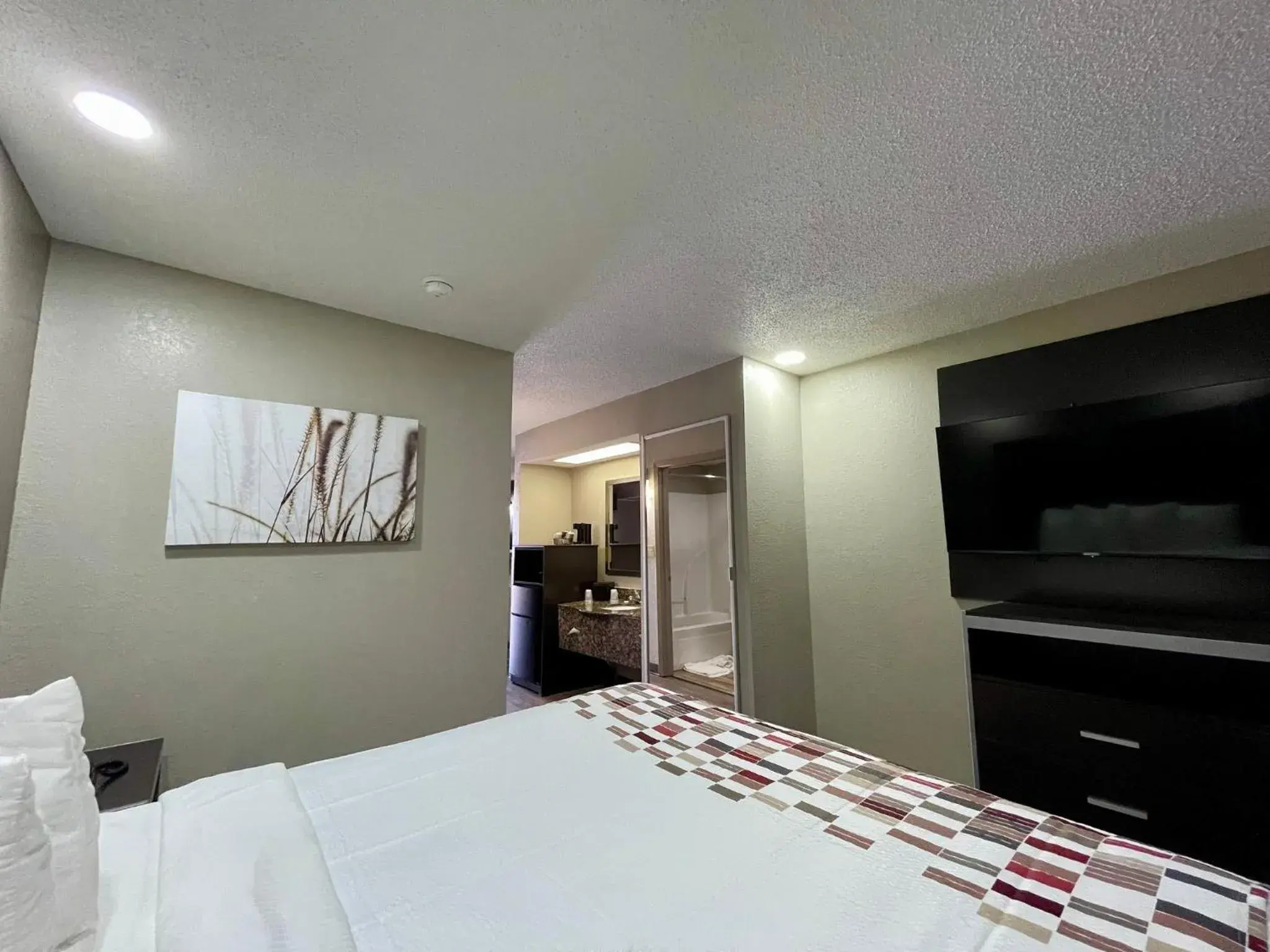 Superior King Room with Sofa Bed Non-Smoking in Red Roof Inn & Suites Jackson - Richland Superior King Room with Sofa Bed Non-Smoking in Red Roof Inn & Suites Jackson - Richland