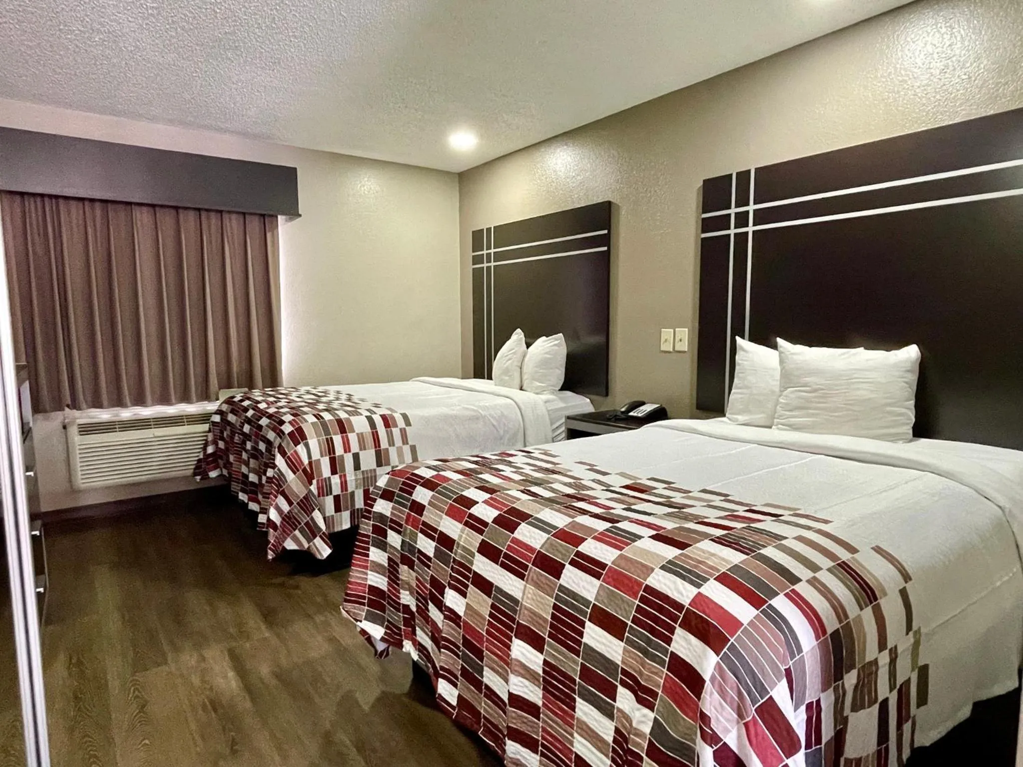 Photo of the whole room, Bed in Red Roof Inn & Suites Jackson - Richland