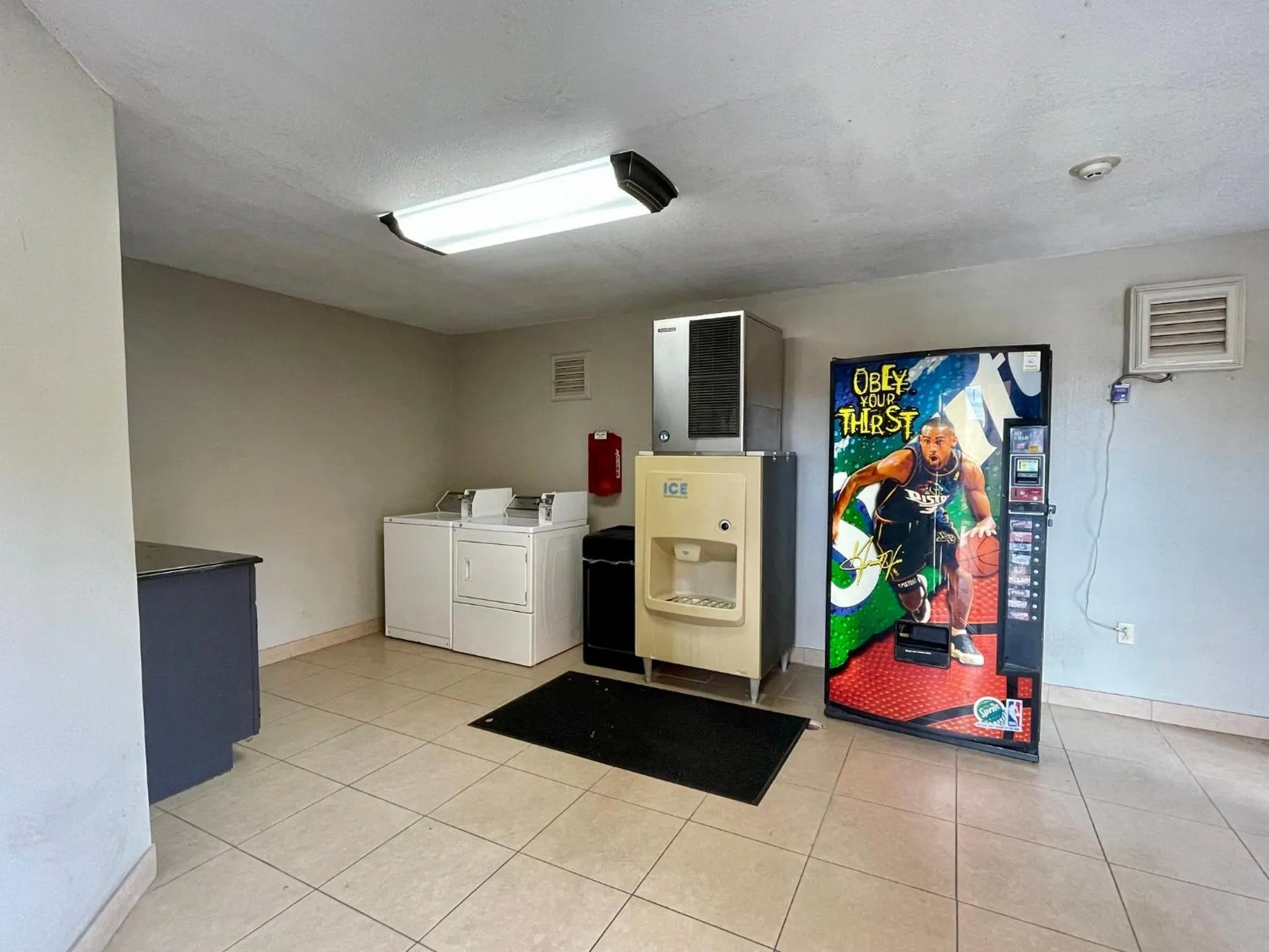 laundry in Red Roof Inn & Suites Jackson - Richland